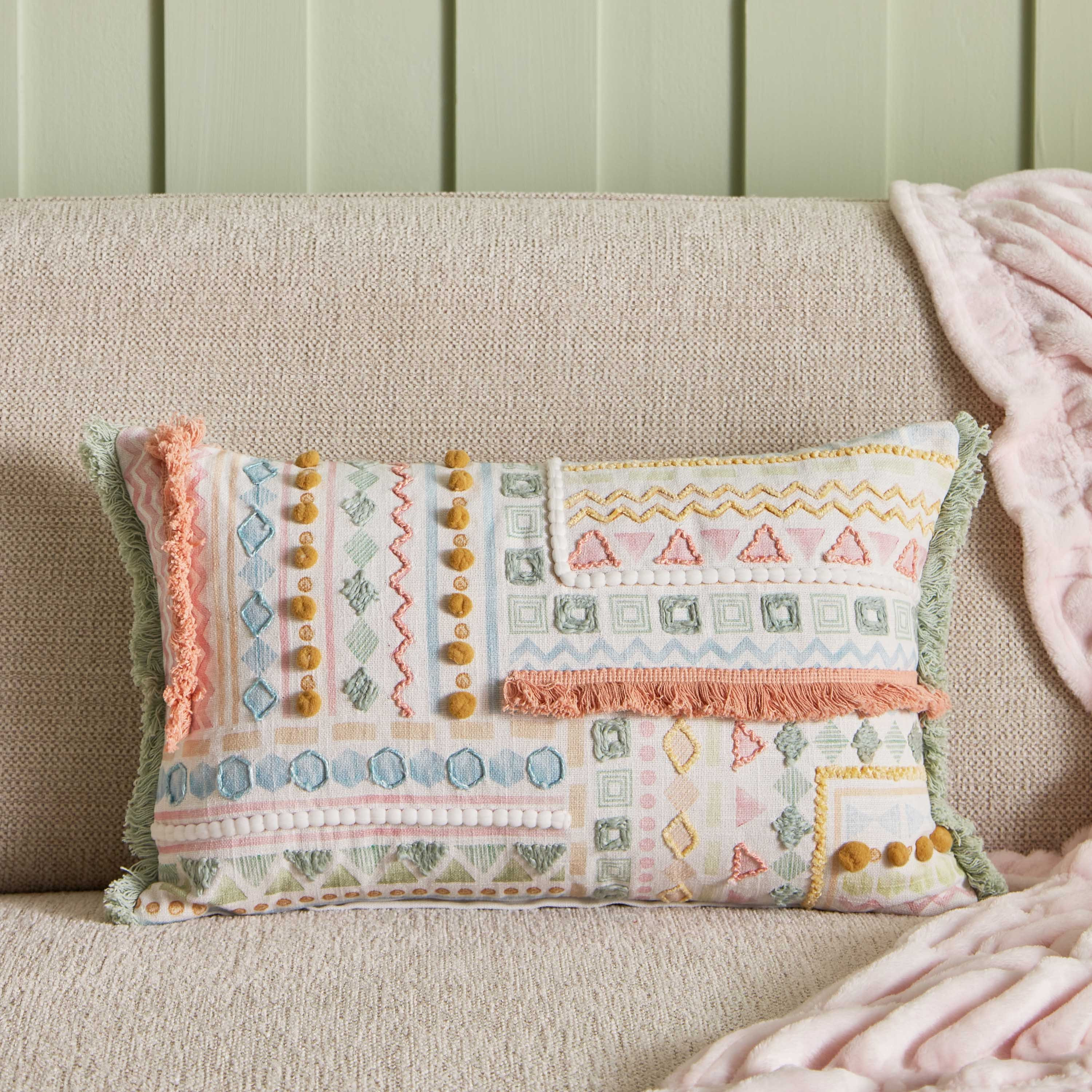 وسادة محشوة  مطرزة بطبعات من جليمر - 30x50 سم-hbxlivingroom-furnishings-cushionsandcovers-filledcushions-image-1