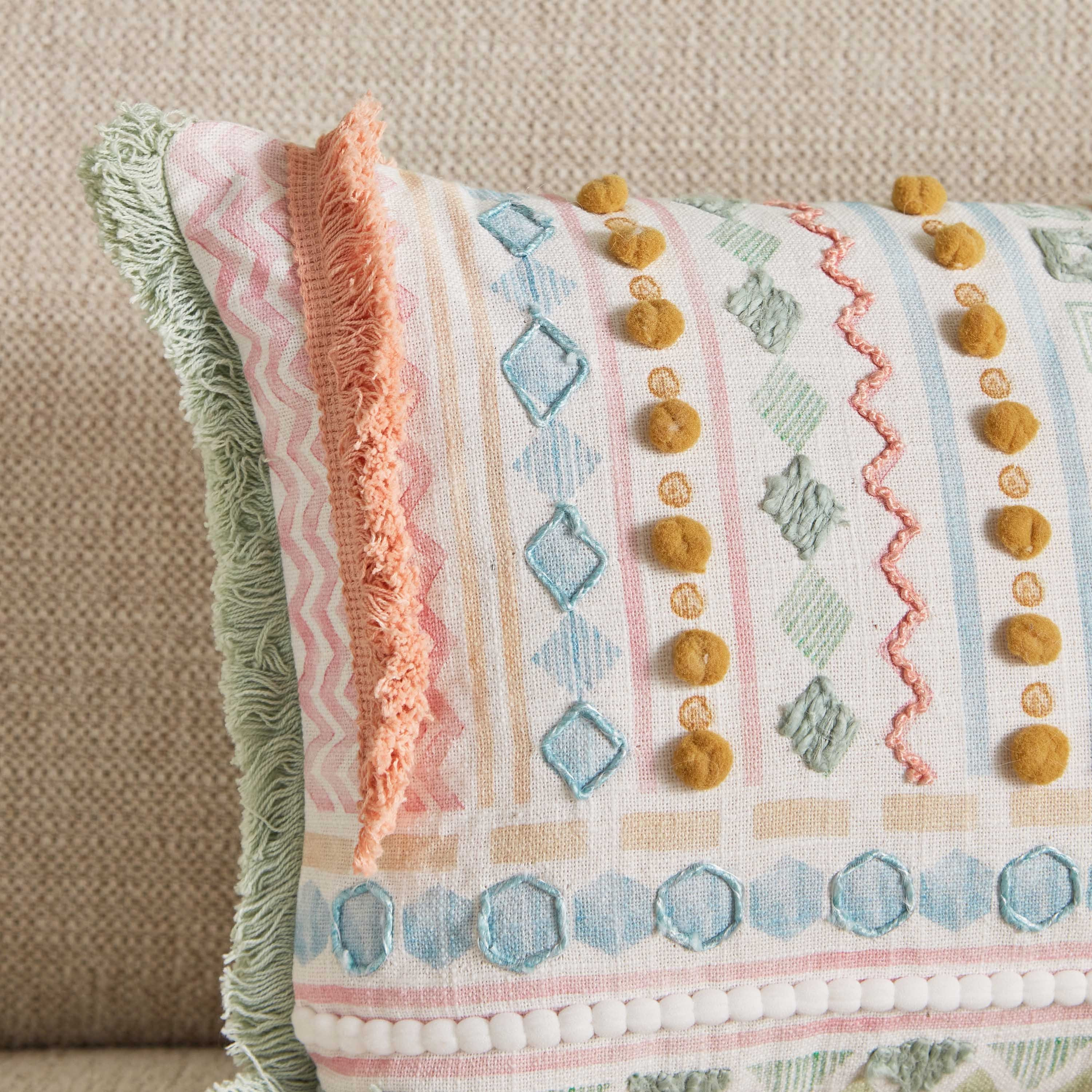 وسادة محشوة  مطرزة بطبعات من جليمر - 30x50 سم-hbxlivingroom-furnishings-cushionsandcovers-filledcushions-image-2