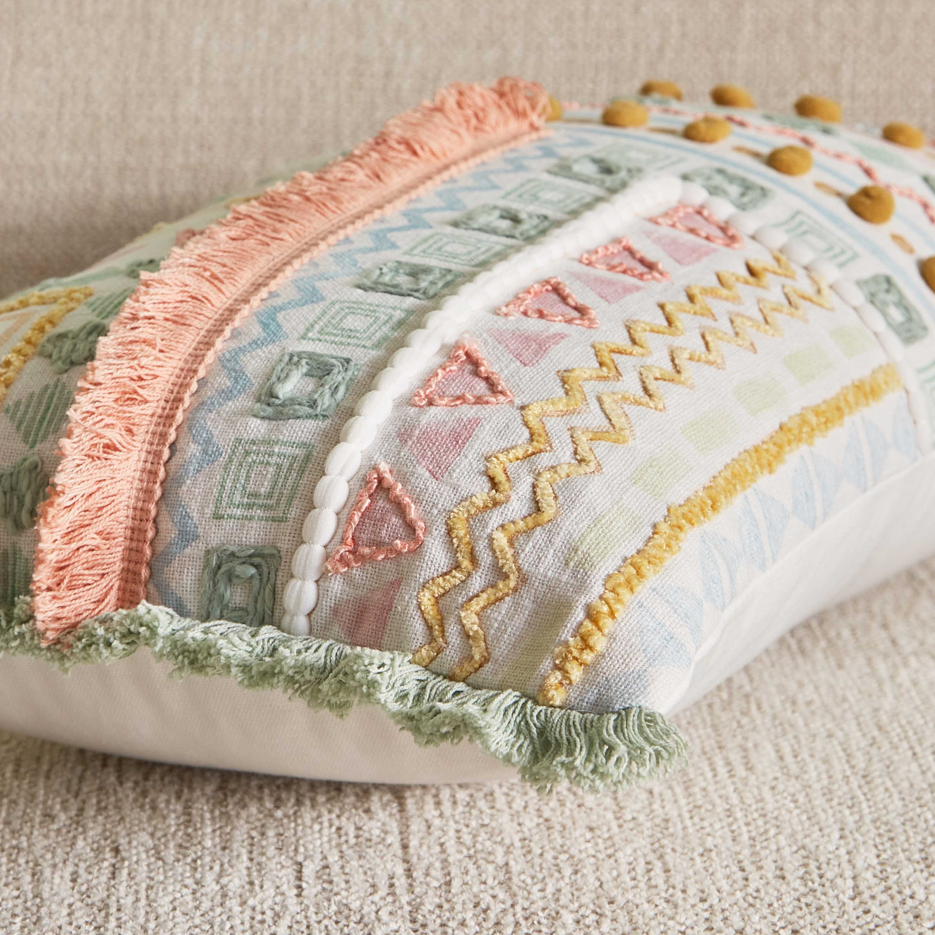 وسادة محشوة  مطرزة بطبعات من جليمر - 30x50 سم-hbxlivingroom-furnishings-cushionsandcovers-filledcushions-image-3