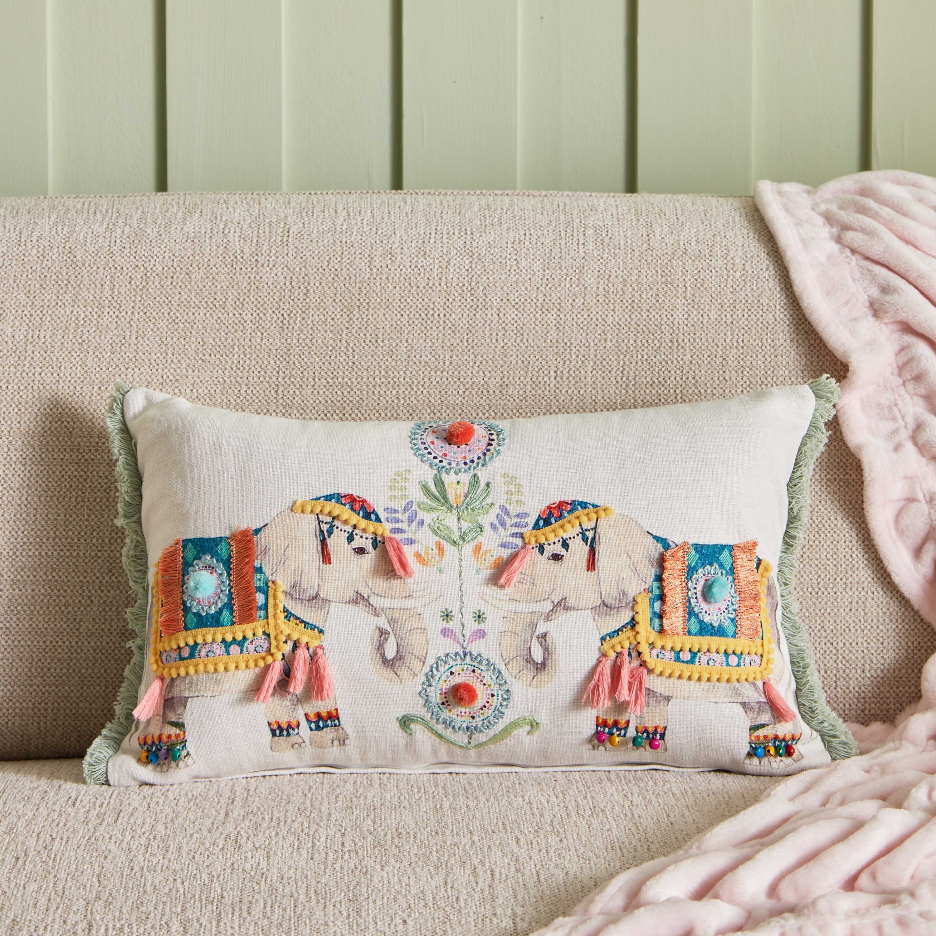 وسادة محشوة  مطرزة بطبعات من جليمر - 30x50 سم-hbxlivingroom-furnishings-cushionsandcovers-filledcushions-image-1