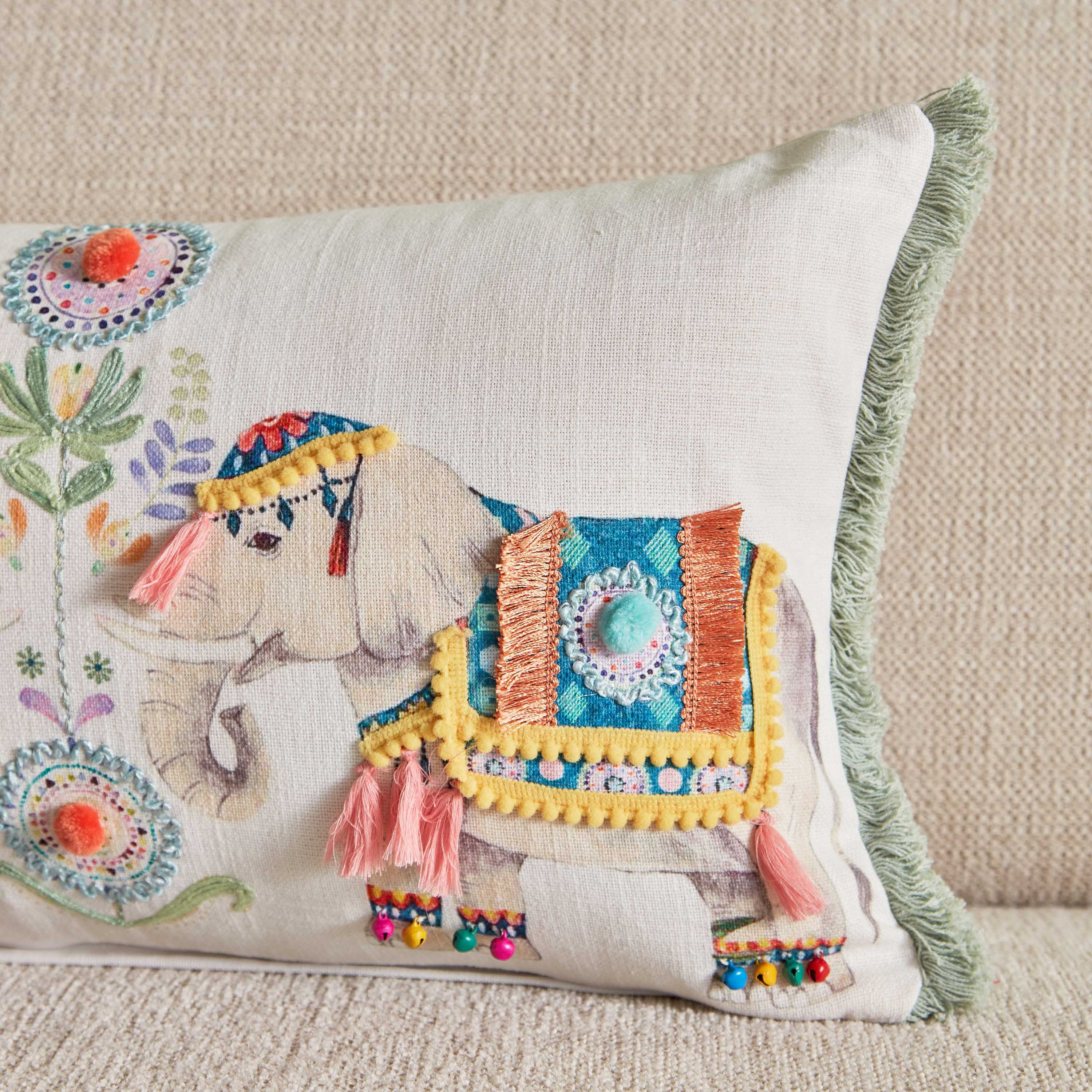 وسادة محشوة  مطرزة بطبعات من جليمر - 30x50 سم-hbxlivingroom-furnishings-cushionsandcovers-filledcushions-image-2