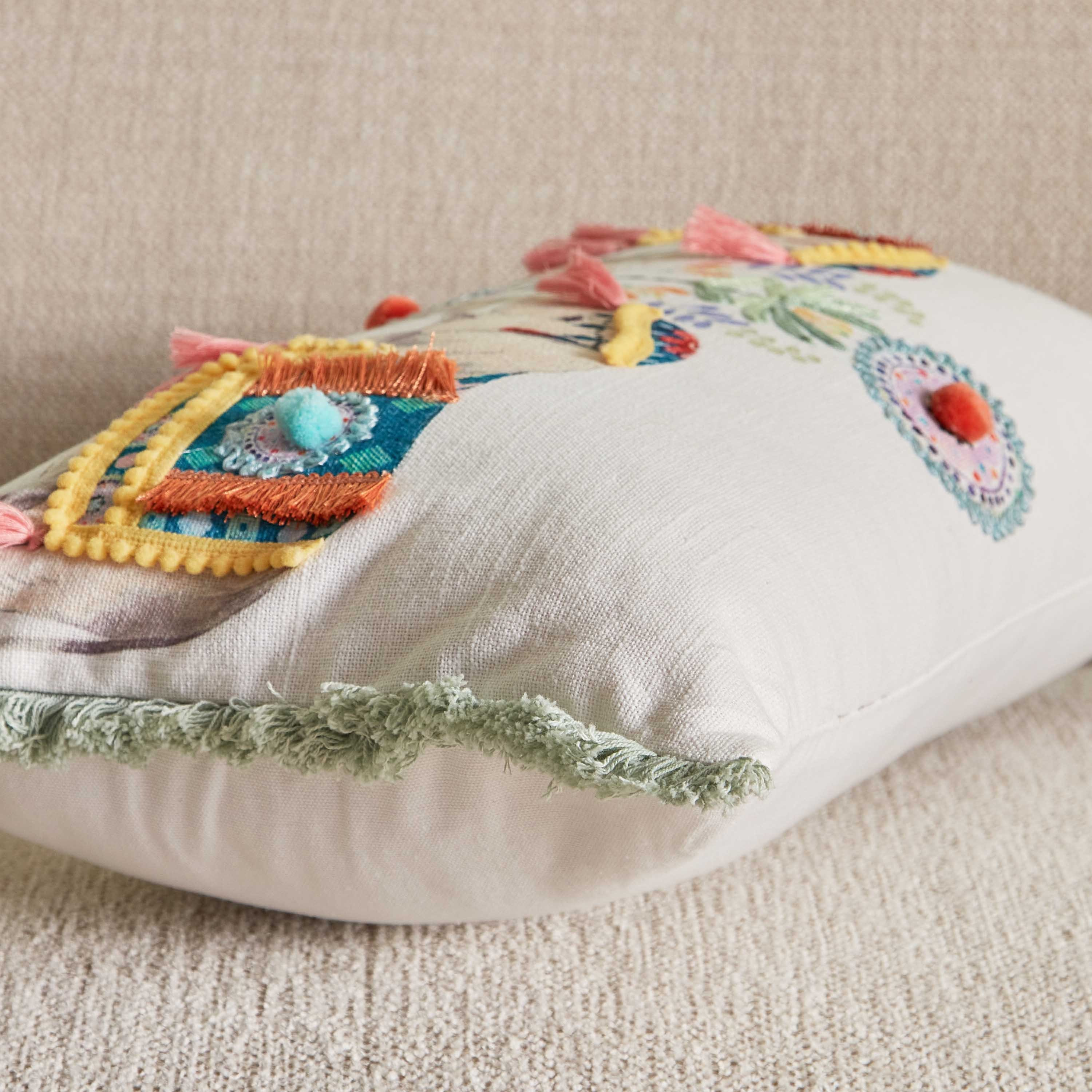وسادة محشوة  مطرزة بطبعات من جليمر - 30x50 سم-hbxlivingroom-furnishings-cushionsandcovers-filledcushions-image-3