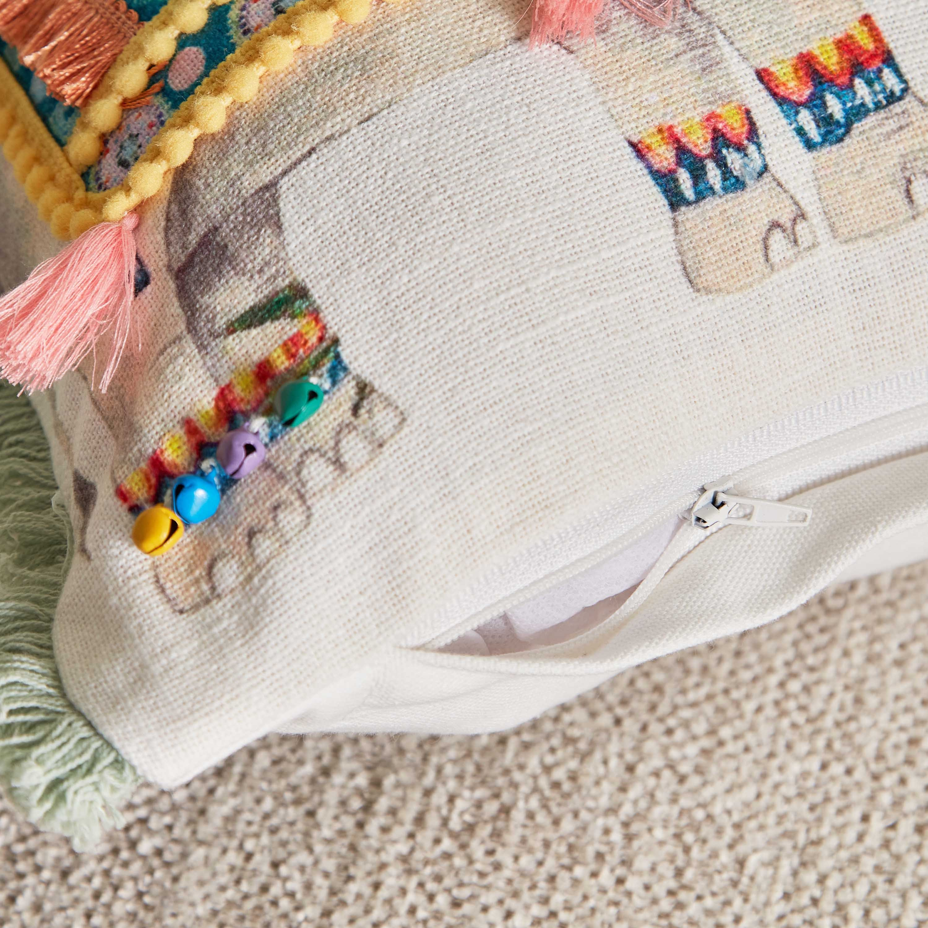 وسادة محشوة  مطرزة بطبعات من جليمر - 30x50 سم-hbxlivingroom-furnishings-cushionsandcovers-filledcushions-image-4