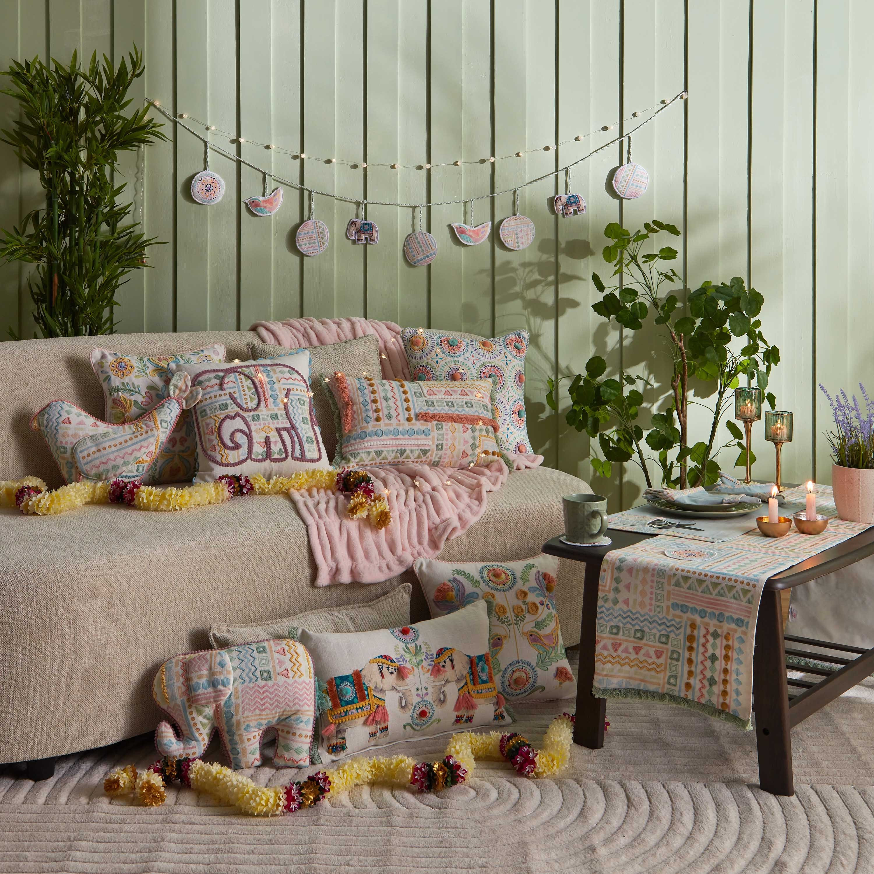 وسادة محشوة  مطرزة بطبعات من جليمر - 30x50 سم-hbxlivingroom-furnishings-cushionsandcovers-filledcushions-image-5