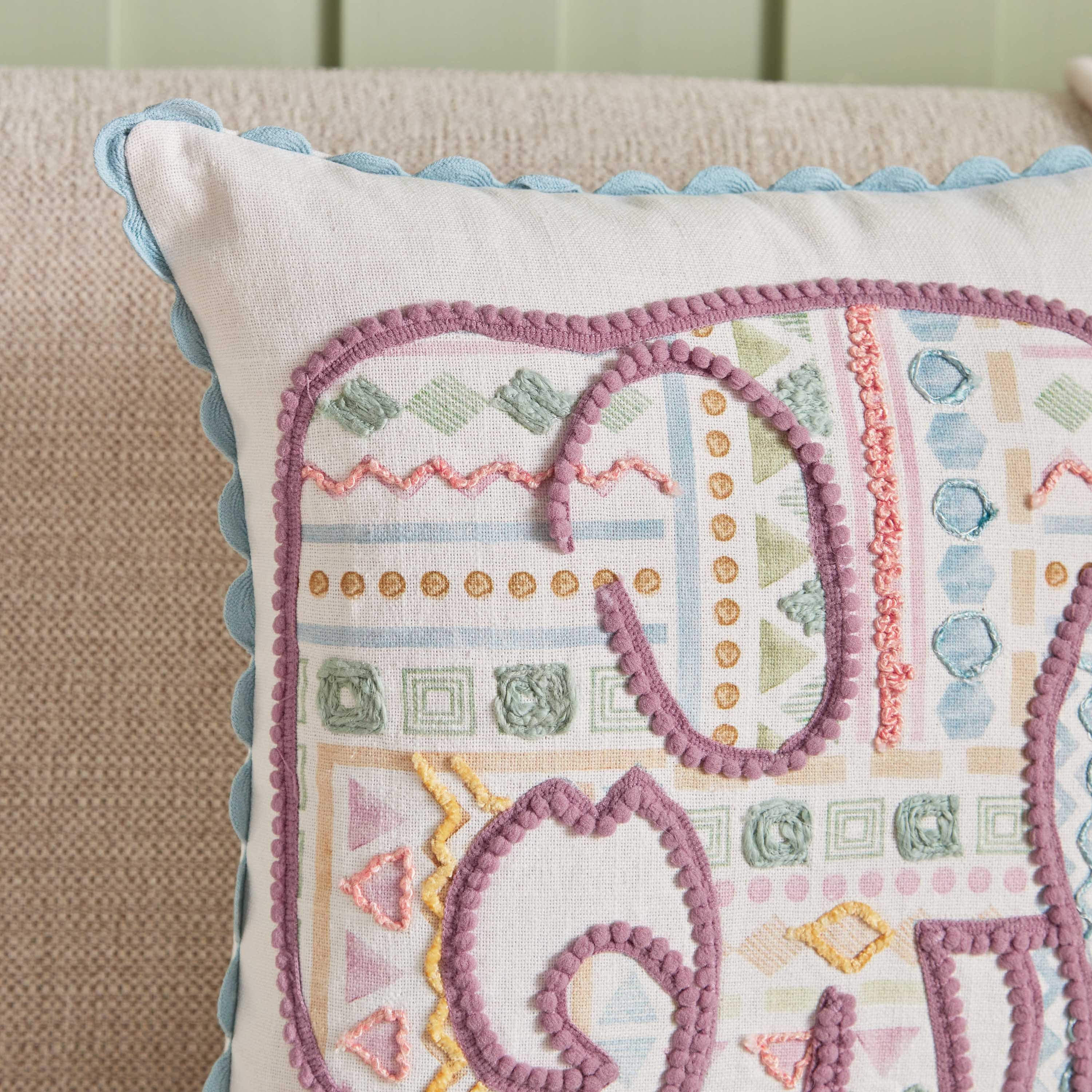 وسادة محشوة مطرزة بطبعات من جليمر - 40x40 سم-hbxlivingroom-furnishings-cushionsandcovers-filledcushions-image-2