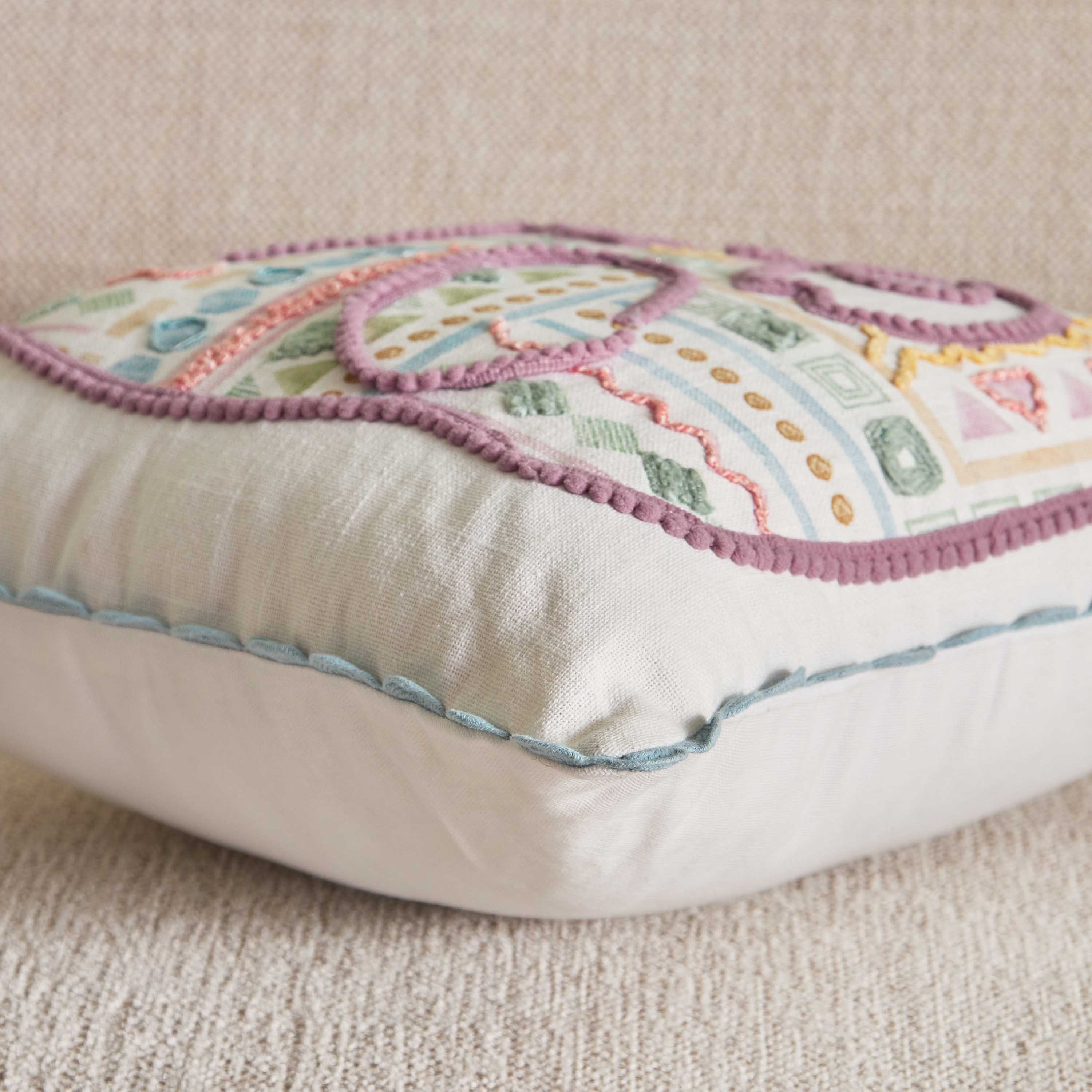 وسادة محشوة مطرزة بطبعات من جليمر - 40x40 سم-hbxlivingroom-furnishings-cushionsandcovers-filledcushions-image-3