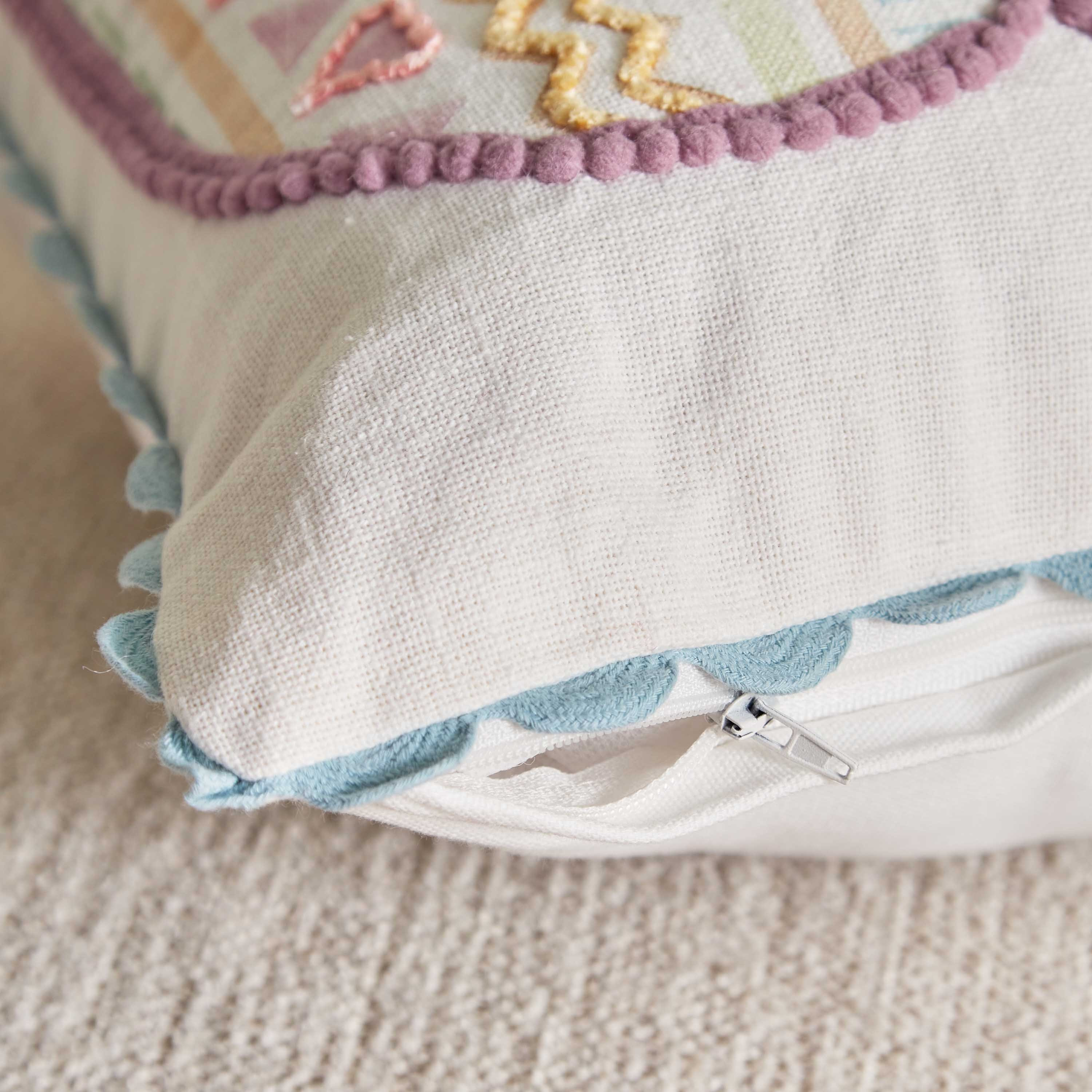 وسادة محشوة مطرزة بطبعات من جليمر - 40x40 سم-hbxlivingroom-furnishings-cushionsandcovers-filledcushions-image-4