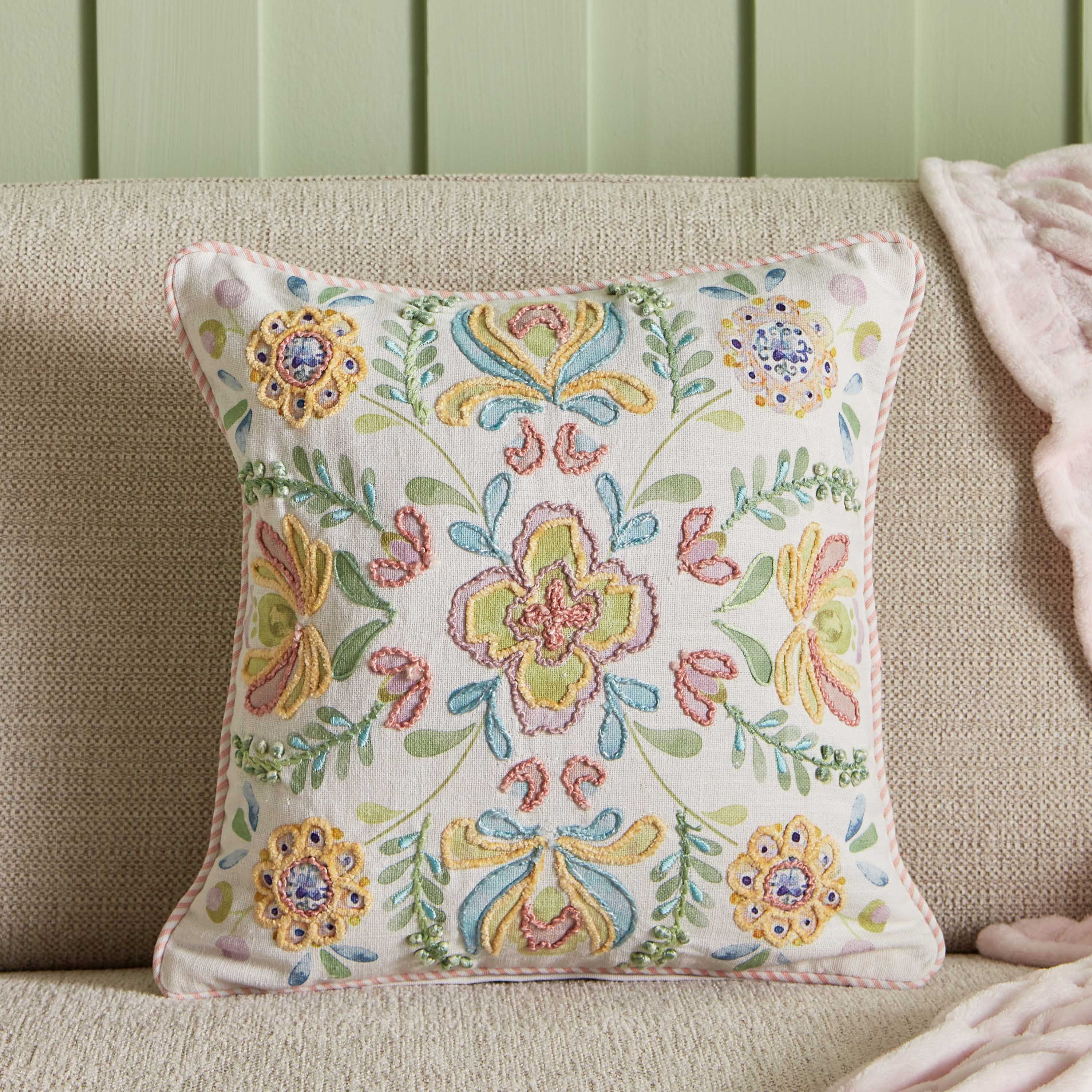 وسادة محشوة بطبعات ميداليون من جليمر - 40x40 سم-hbxlivingroom-furnishings-cushionsandcovers-filledcushions-image-1