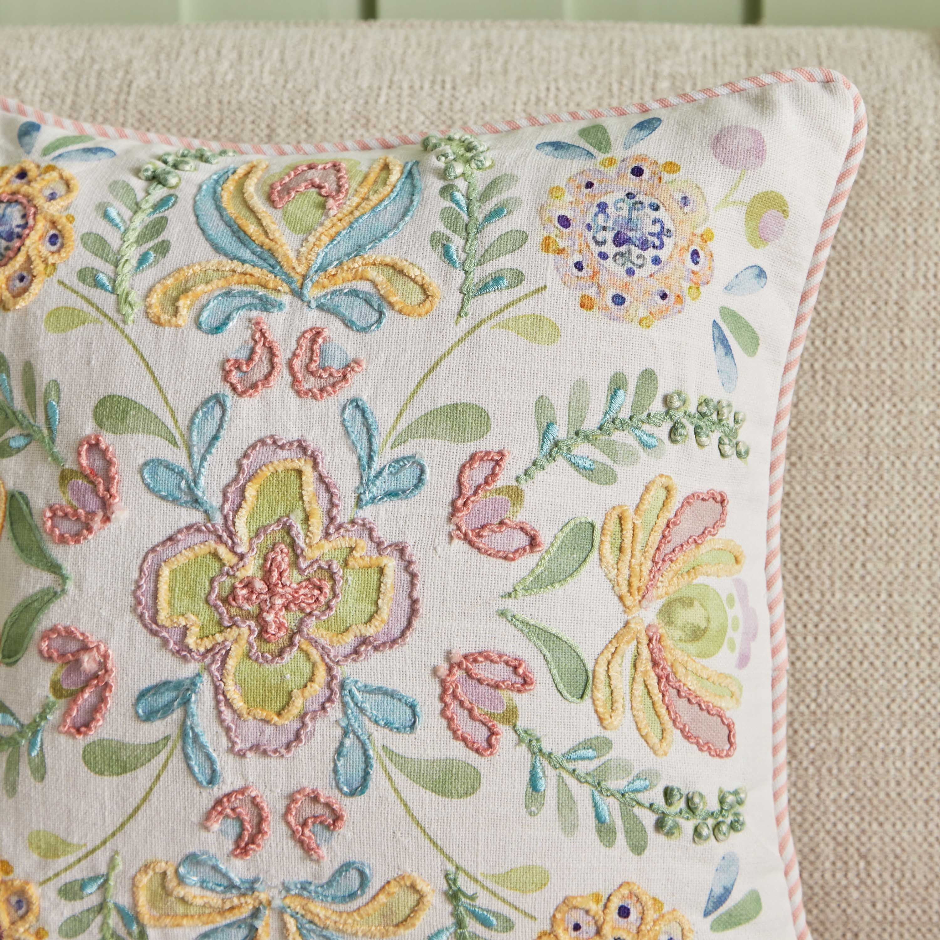 وسادة محشوة بطبعات ميداليون من جليمر - 40x40 سم-hbxlivingroom-furnishings-cushionsandcovers-filledcushions-image-2