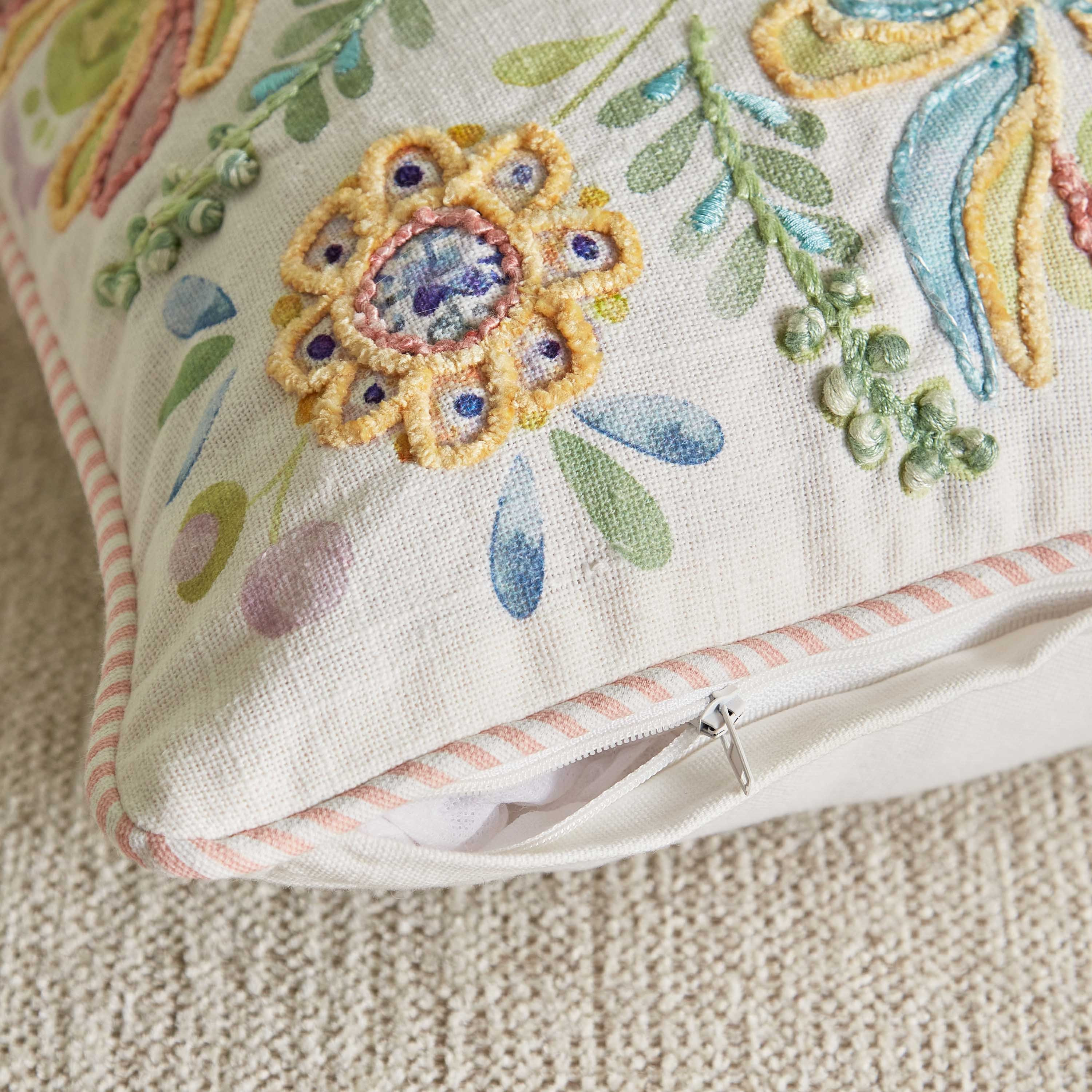 وسادة محشوة بطبعات ميداليون من جليمر - 40x40 سم-hbxlivingroom-furnishings-cushionsandcovers-filledcushions-image-4