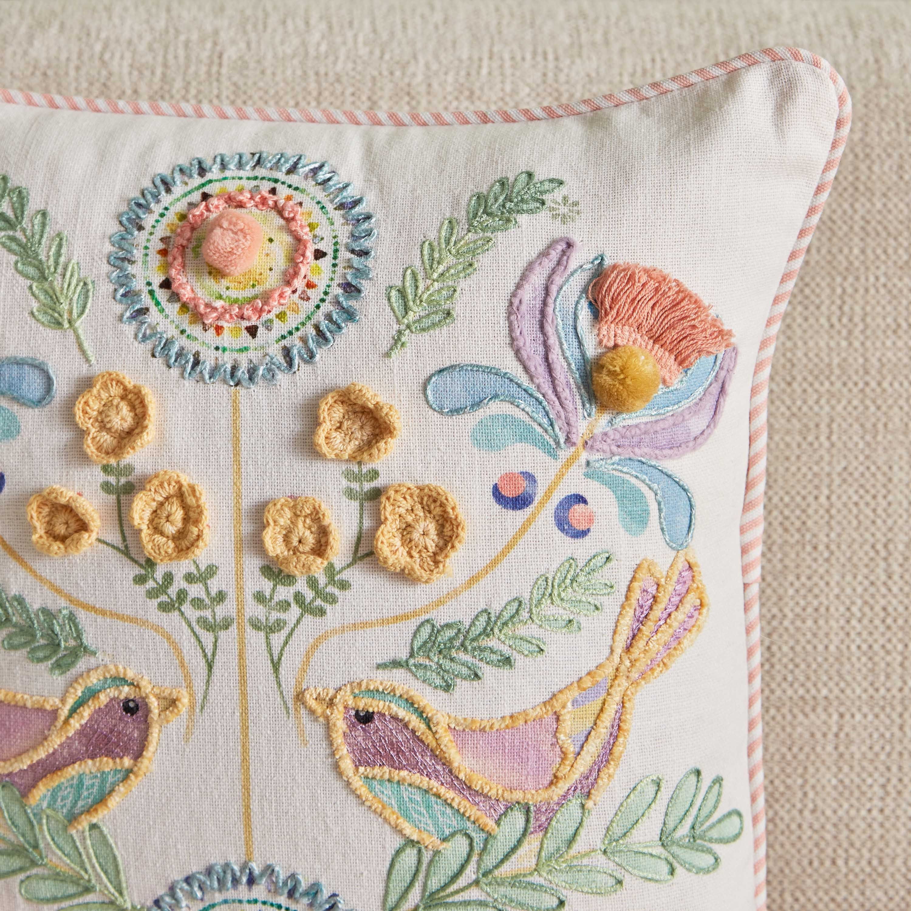 وسادة محشوة مطرّزة بطبعات عصفور من جليمر - 40x40 سم-hbxlivingroom-furnishings-cushionsandcovers-filledcushions-image-2