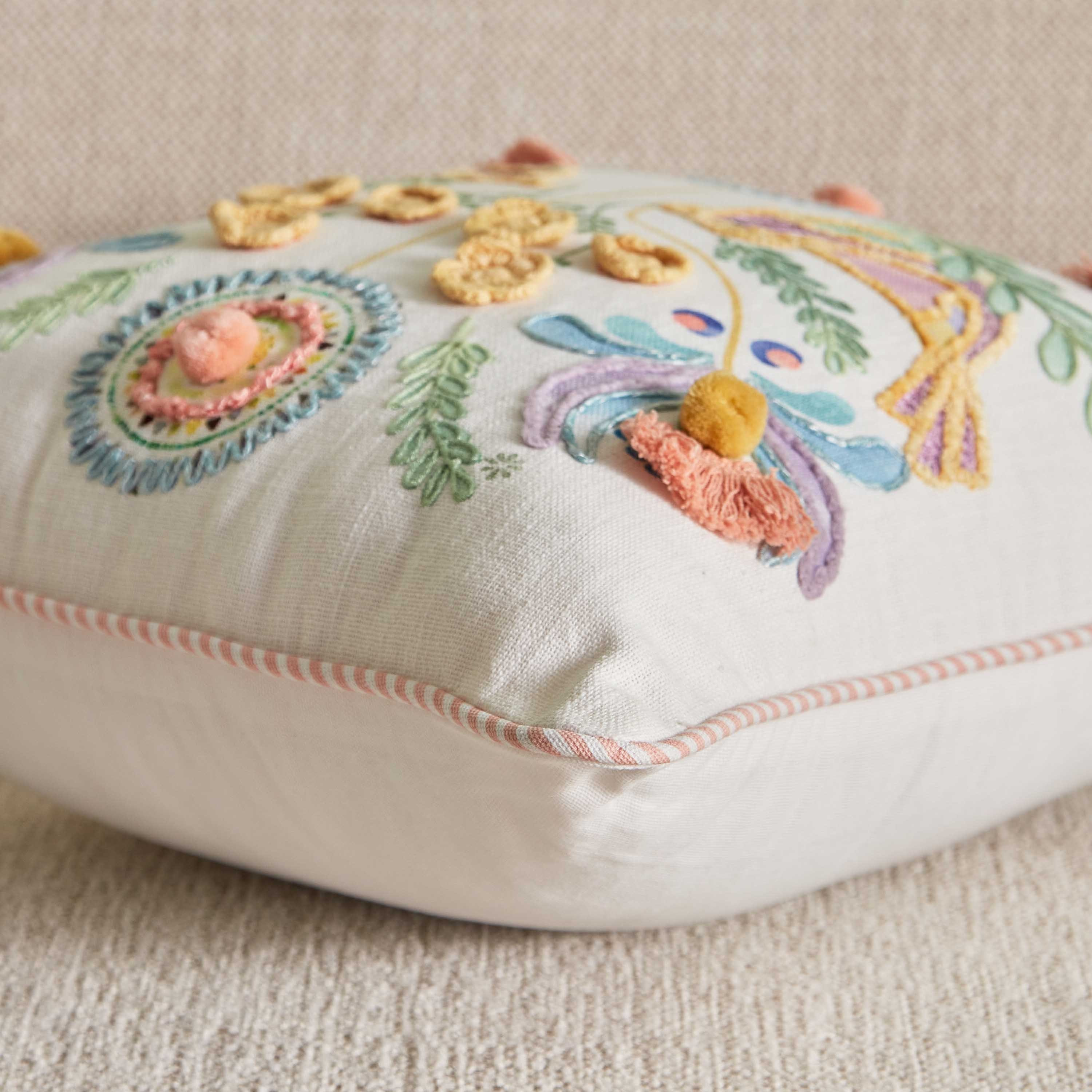 وسادة محشوة مطرّزة بطبعات عصفور من جليمر - 40x40 سم-hbxlivingroom-furnishings-cushionsandcovers-filledcushions-image-3
