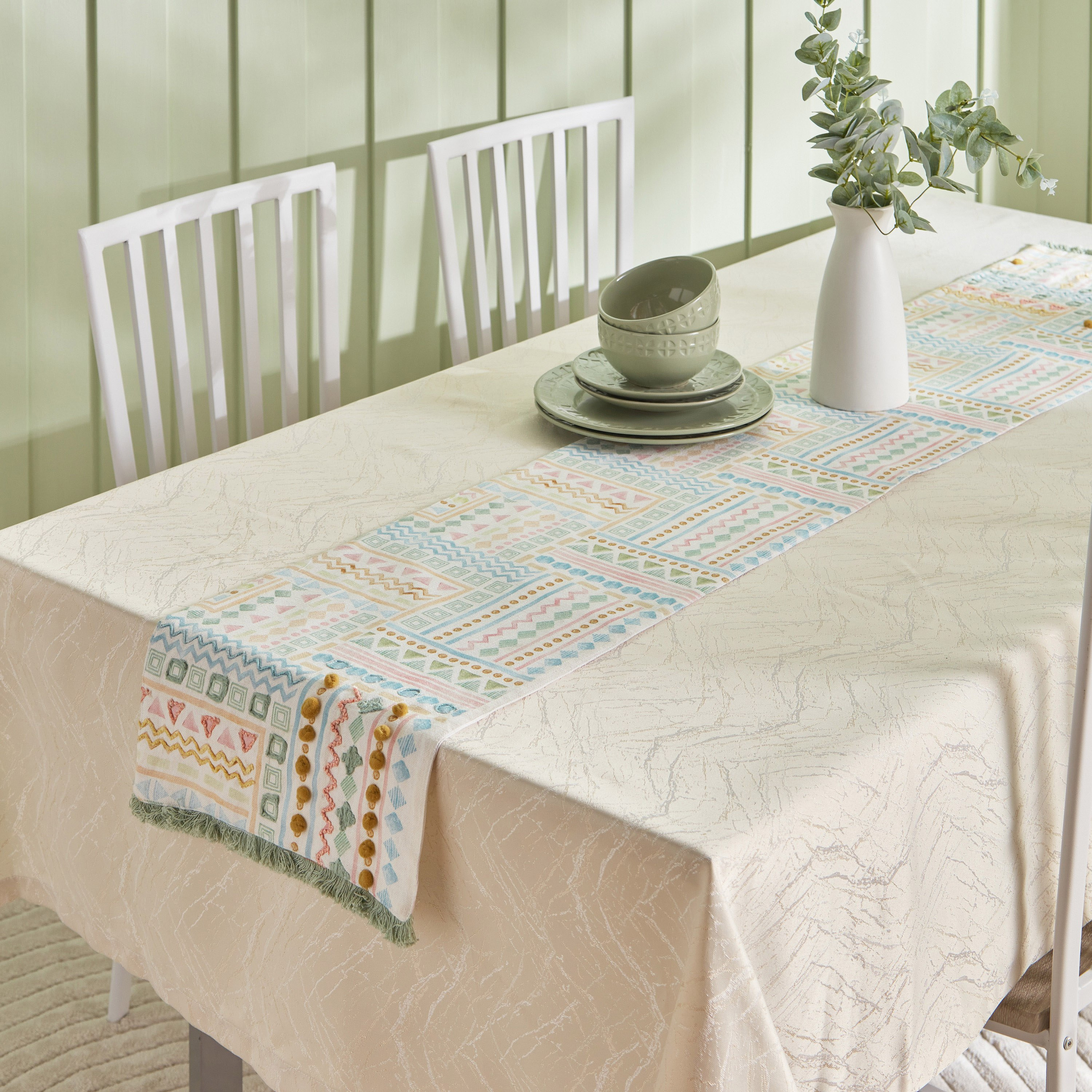 مفرش طاولة بطبعات هندسية من جليمر - 33x180 سم-hbxdecorandfurnishings-homefurnishings-tablelinens-image-1