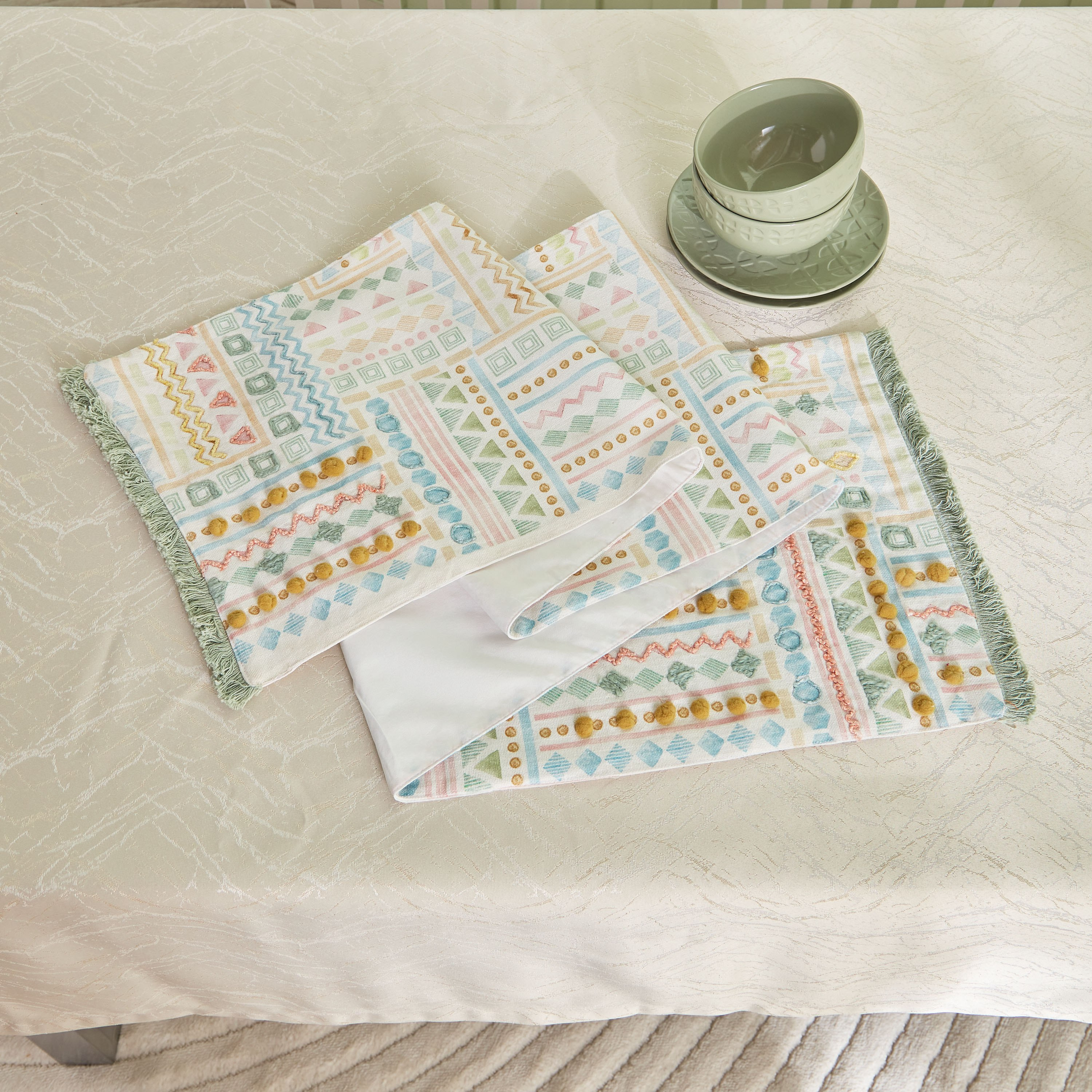 مفرش طاولة بطبعات هندسية من جليمر - 33x180 سم-hbxdecorandfurnishings-homefurnishings-tablelinens-image-2