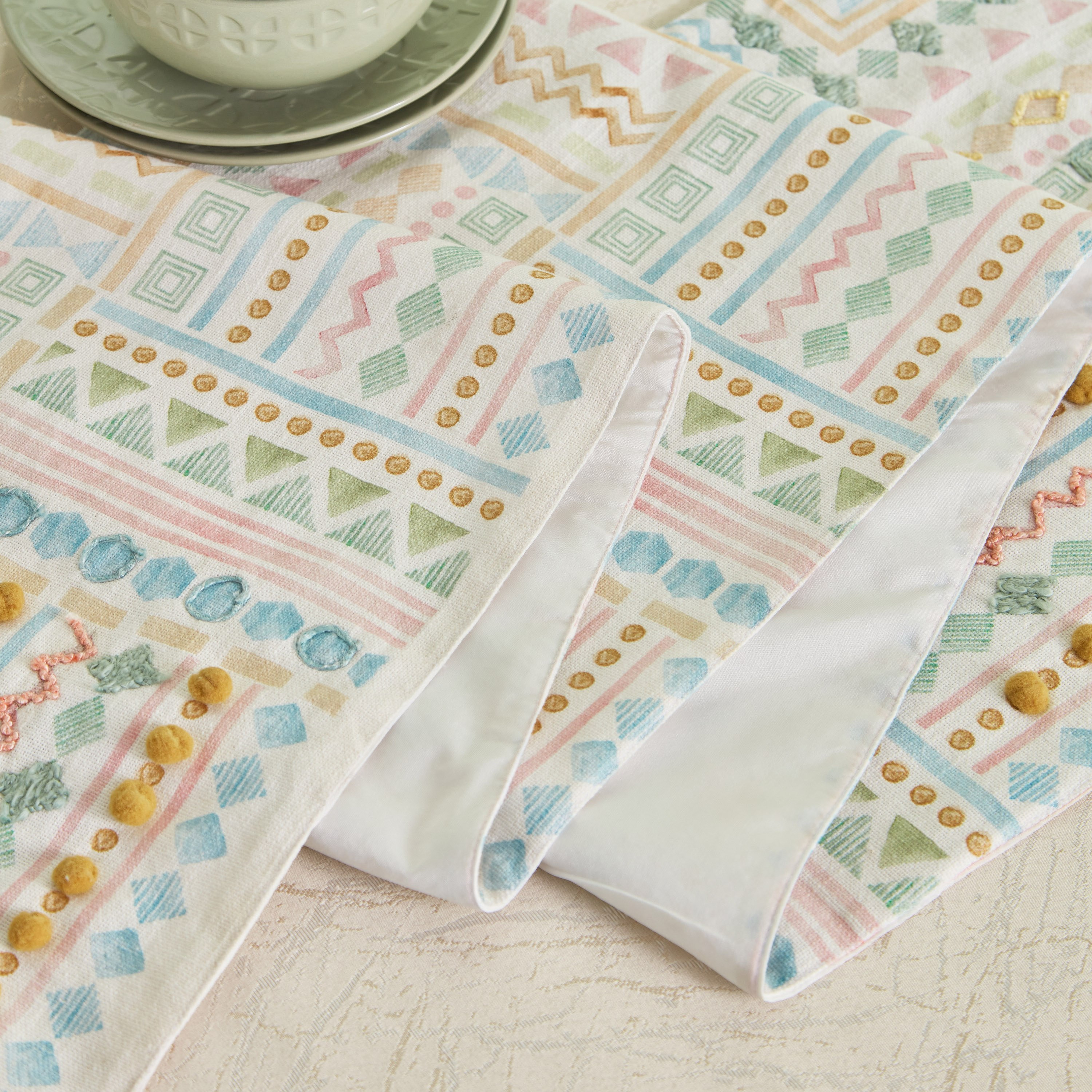 مفرش طاولة بطبعات هندسية من جليمر - 33x180 سم-hbxdecorandfurnishings-homefurnishings-tablelinens-image-4