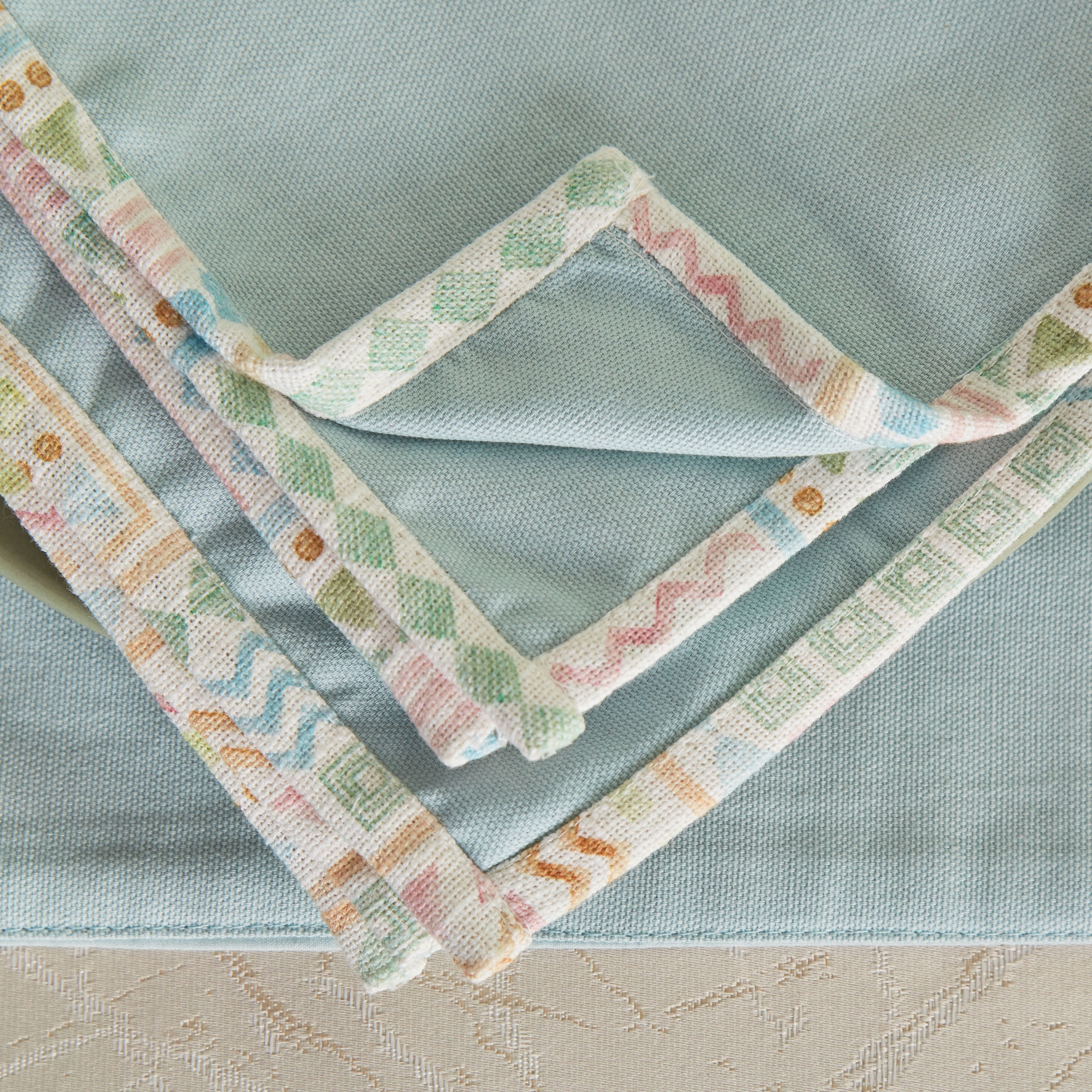 طقم مناديل سفرة سادة 4 قطع وحلقة مناديل بطبعات من جليمر - 40x40 سم-hbxdecorandfurnishings-homefurnishings-tablelinens-image-3