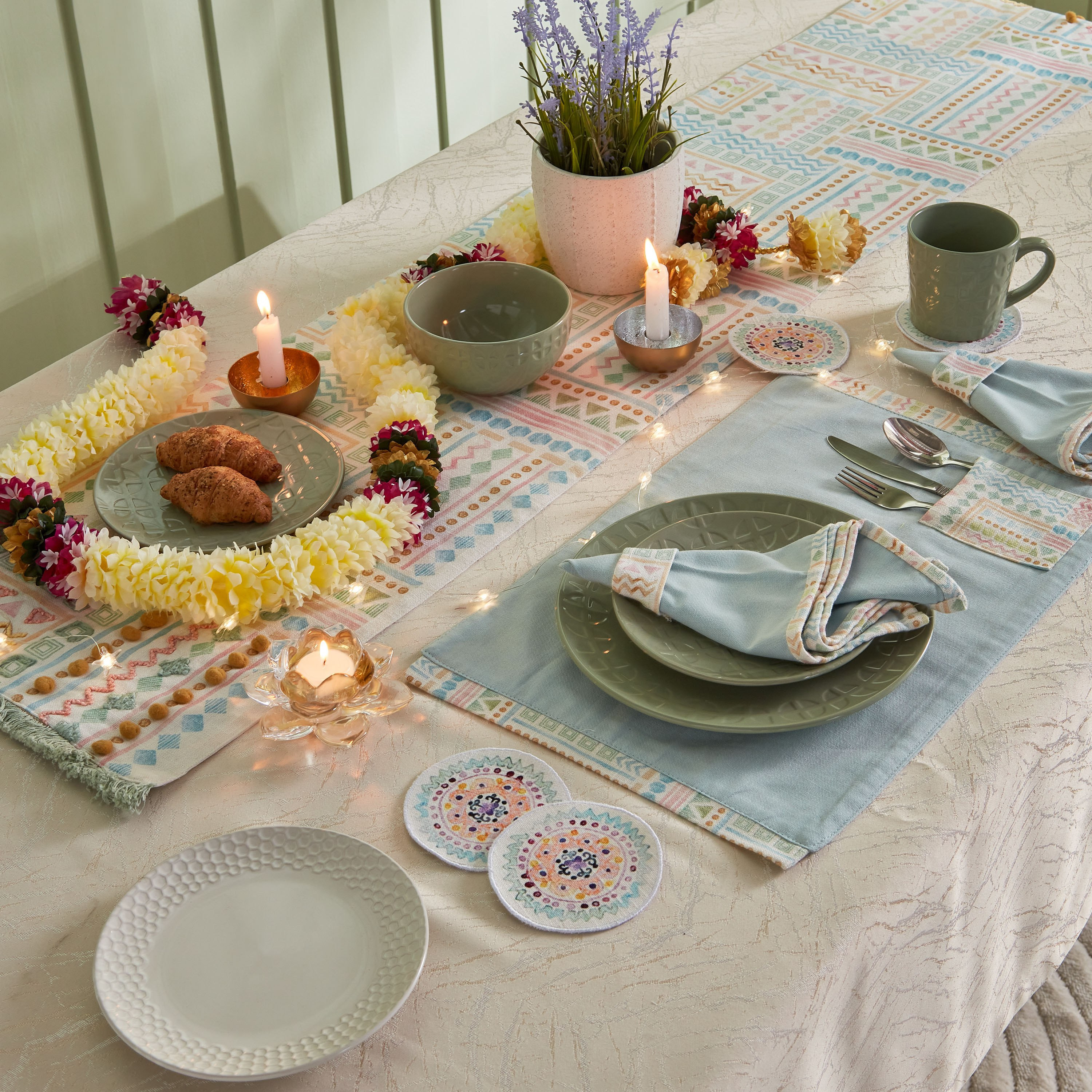 طقم مناديل سفرة سادة 4 قطع وحلقة مناديل بطبعات من جليمر - 40x40 سم-hbxdecorandfurnishings-homefurnishings-tablelinens-image-4