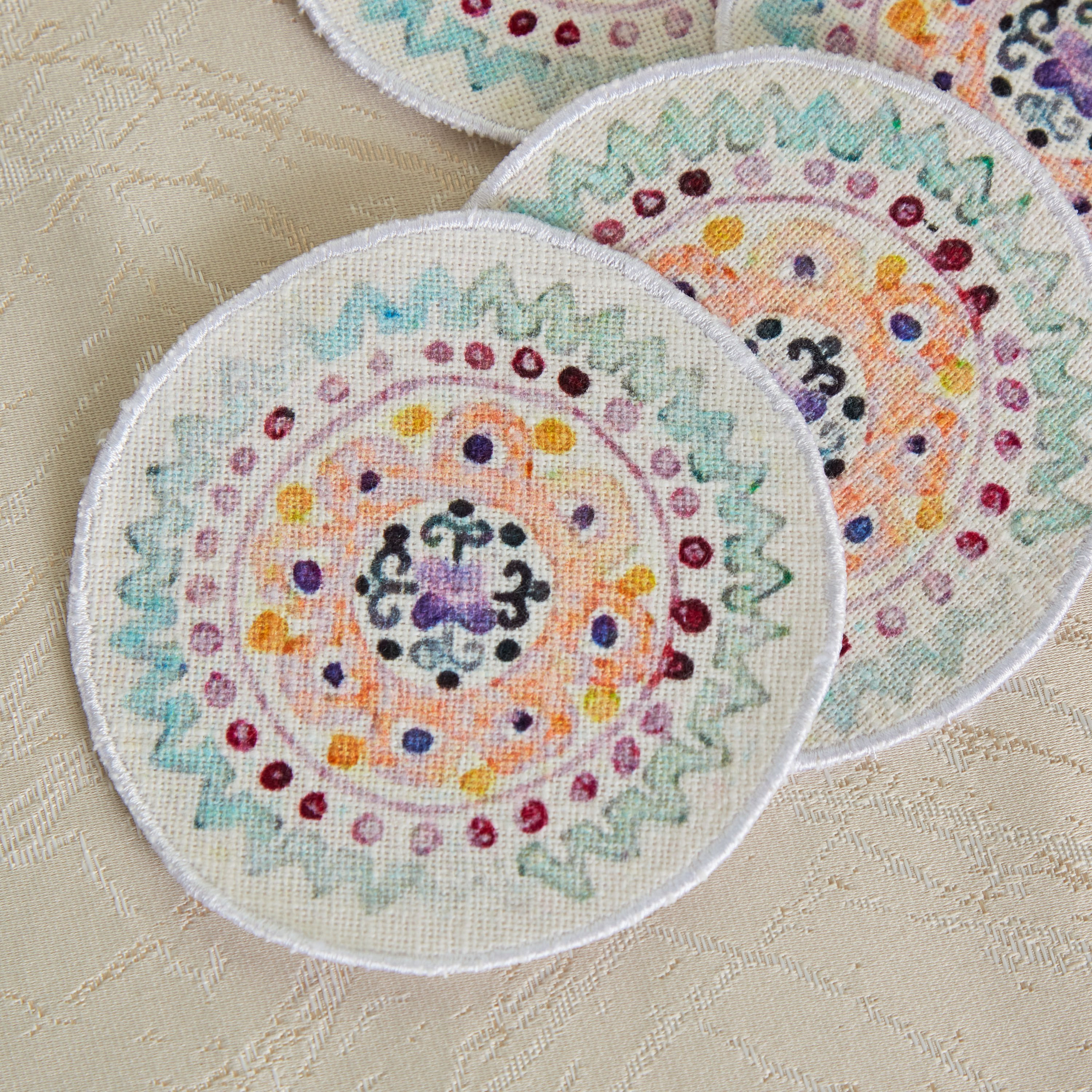 طقم قواعد أكواب بطبعات من جليمر 4 قطع - 10x10 سم-hbxdecorandfurnishings-homefurnishings-tablelinens-image-3