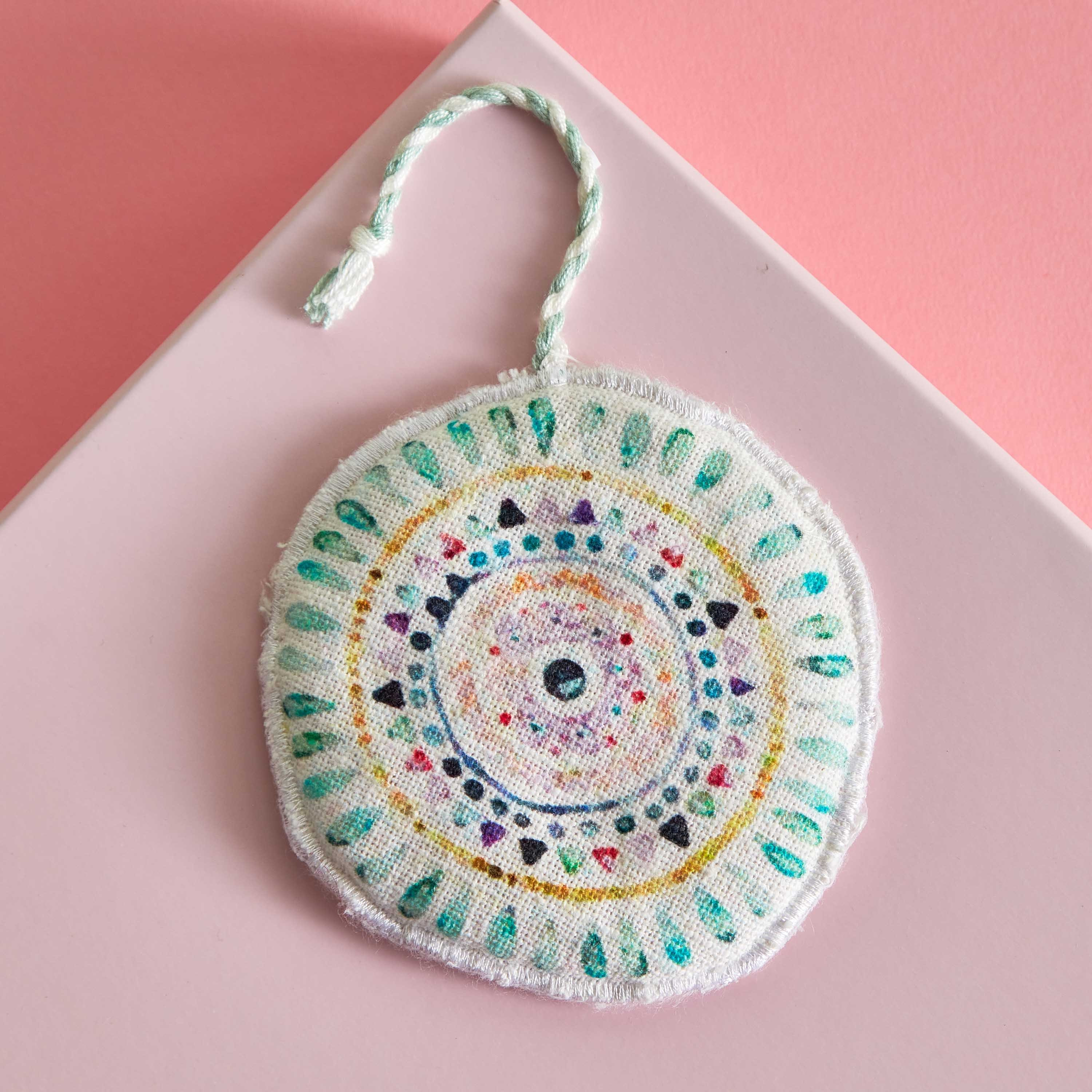 قطعة ديكور معلّقة مستديرة بطبعات من جليمر - 12 سم-hbxhomeware-homedecor-figurinesandornaments-image-1