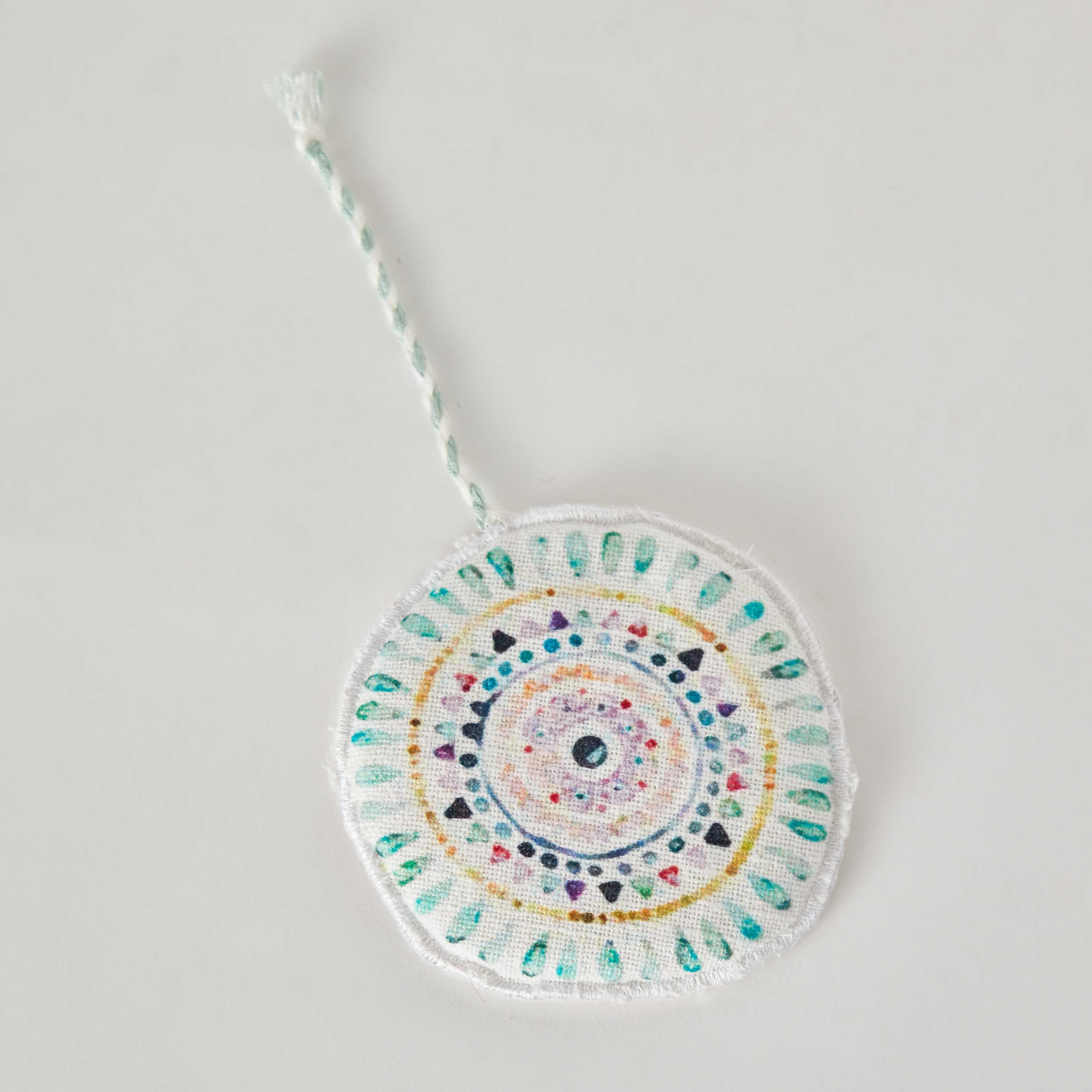 قطعة ديكور معلّقة مستديرة بطبعات من جليمر - 12 سم-hbxhomeware-homedecor-figurinesandornaments-image-5