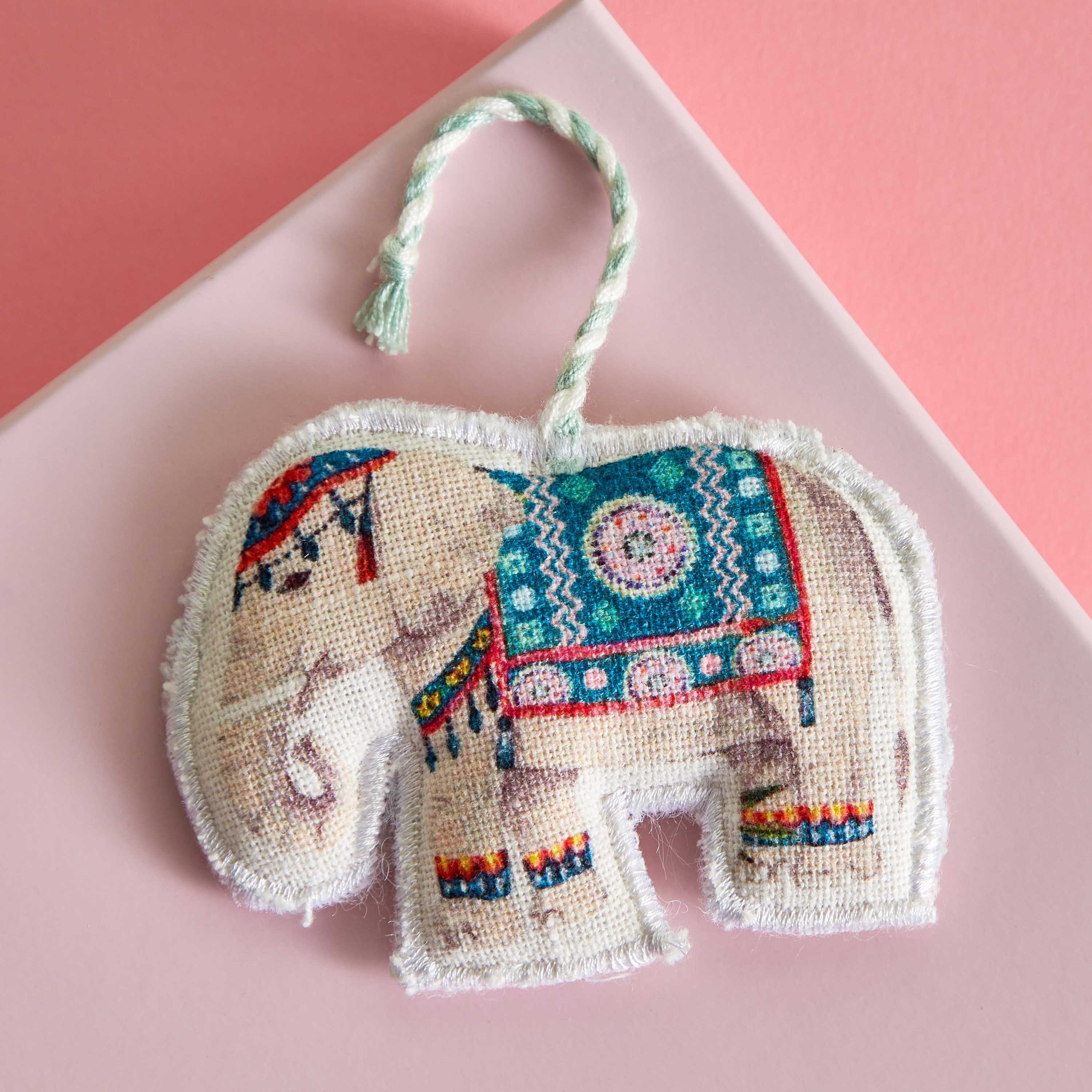 قطعة ديكور معلّقة بتصميم فيل وطبعات من جليمر - 8 سم-hbxhomeware-homedecor-figurinesandornaments-image-1