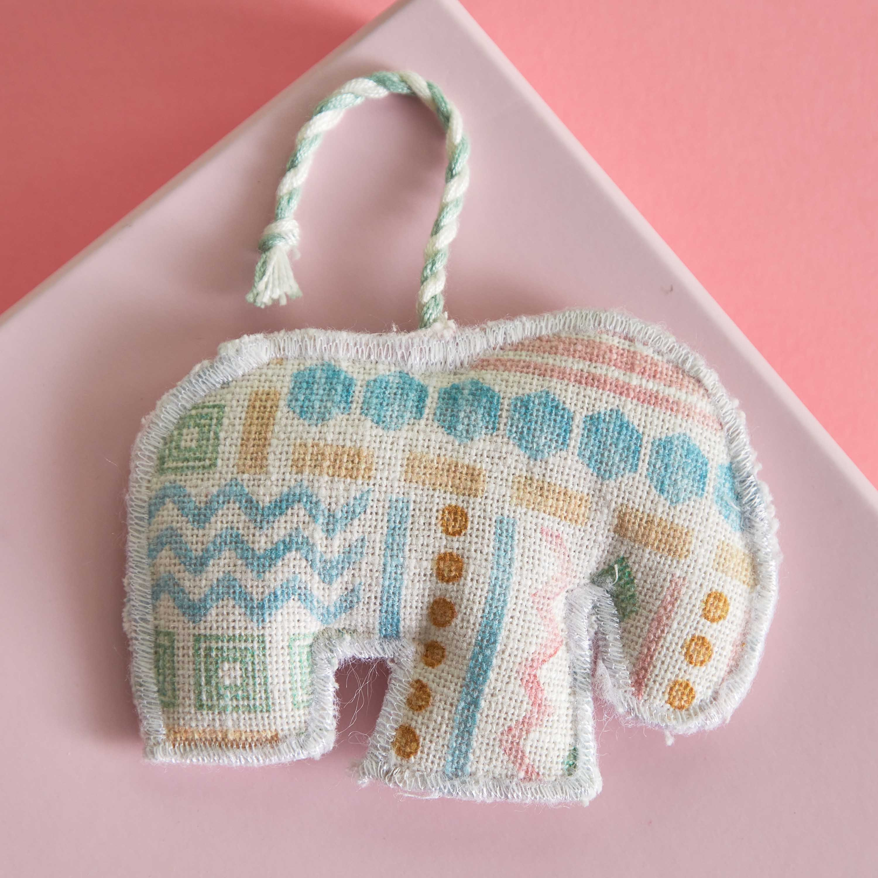 قطعة ديكور معلّقة بتصميم فيل وطبعات من جليمر - 8 سم-hbxhomeware-homedecor-figurinesandornaments-image-2
