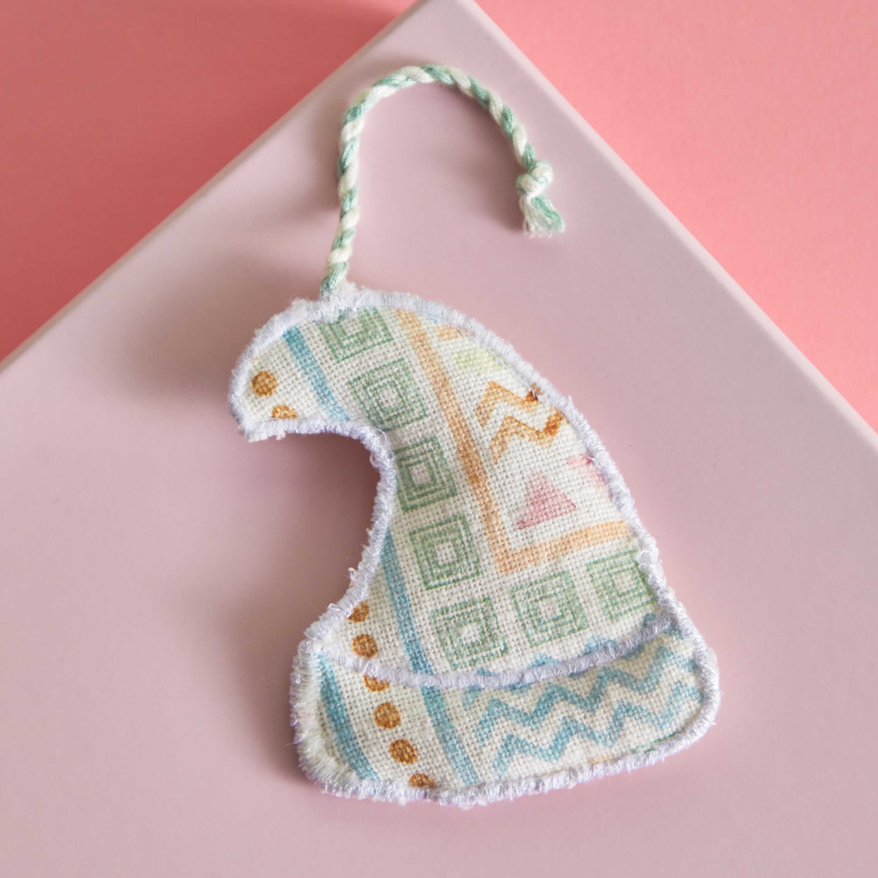 قطعة ديكور معلّقة بتصميم سانتا وطبعات من جليمر - 12 سم-hbxhomeware-homedecor-figurinesandornaments-image-2