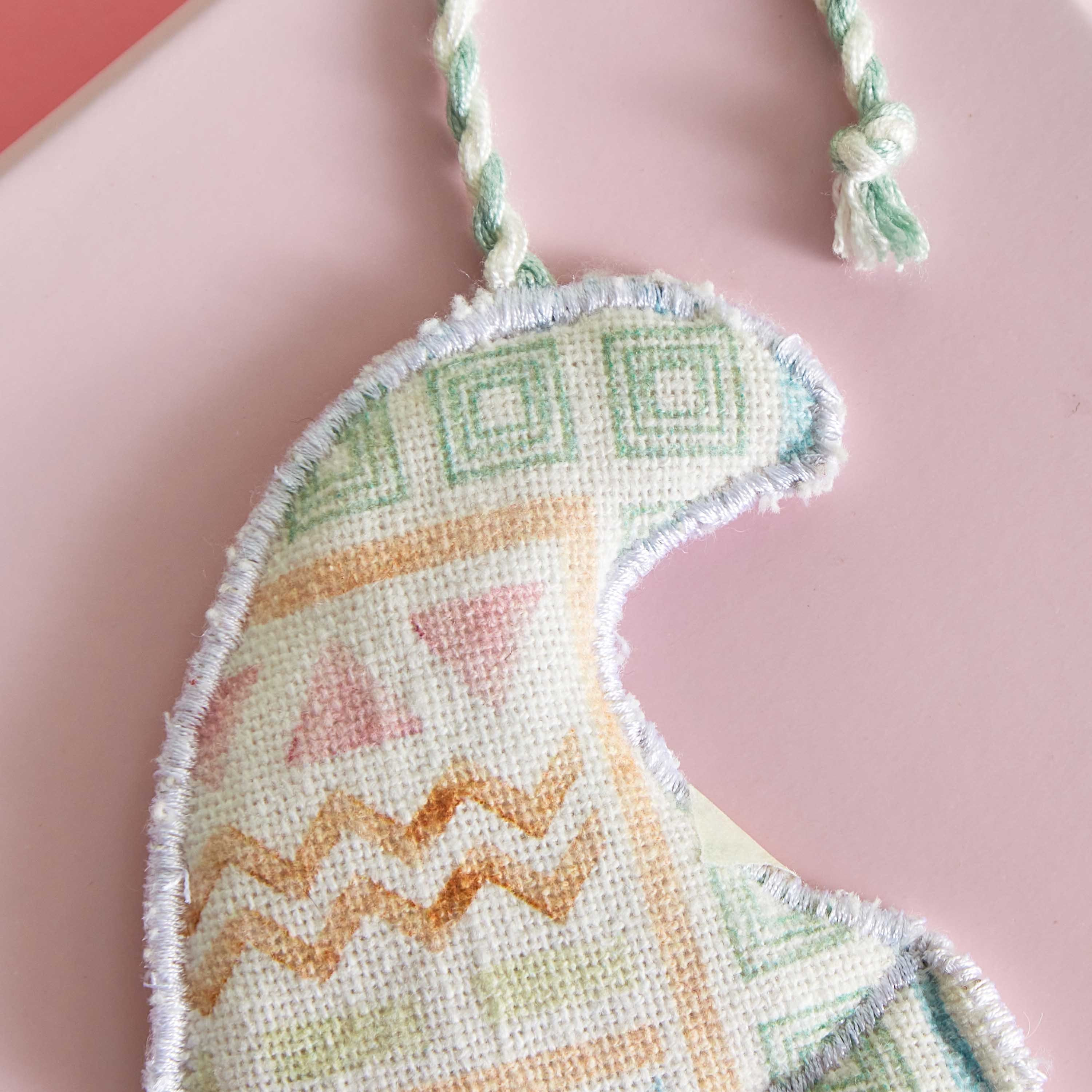 قطعة ديكور معلّقة بتصميم سانتا وطبعات من جليمر - 12 سم-hbxhomeware-homedecor-figurinesandornaments-image-3