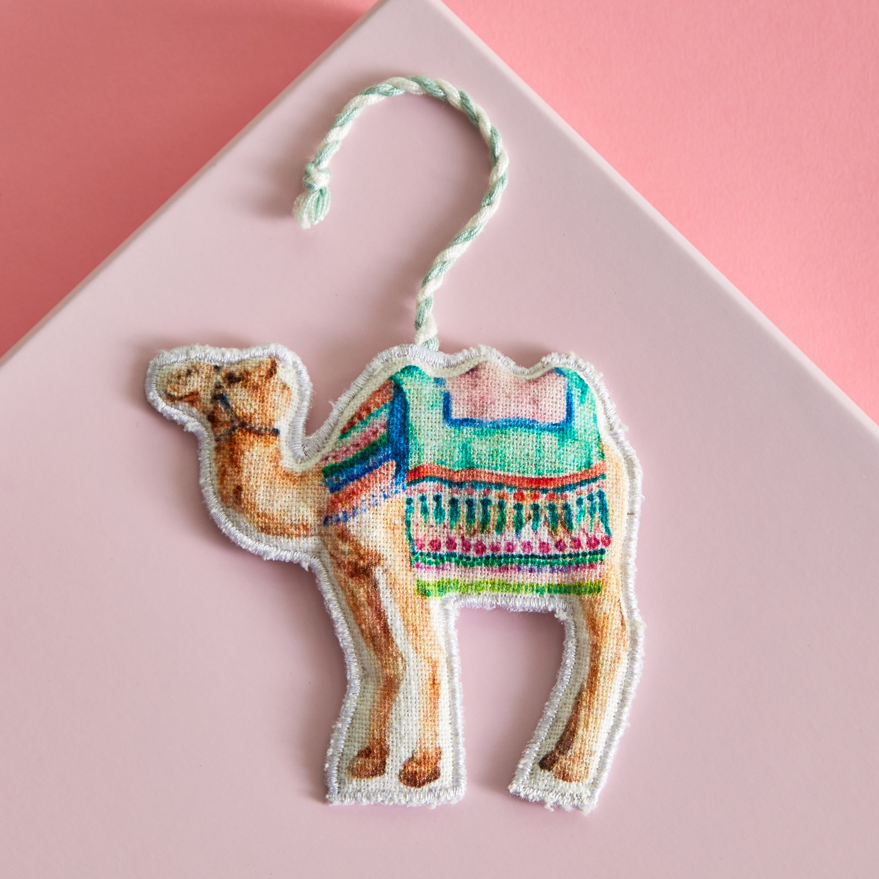 قطعة ديكور معلّقة بتصميم جمل وطبعات من جليمر - 12 سم-hbxhomeware-homedecor-figurinesandornaments-image-1