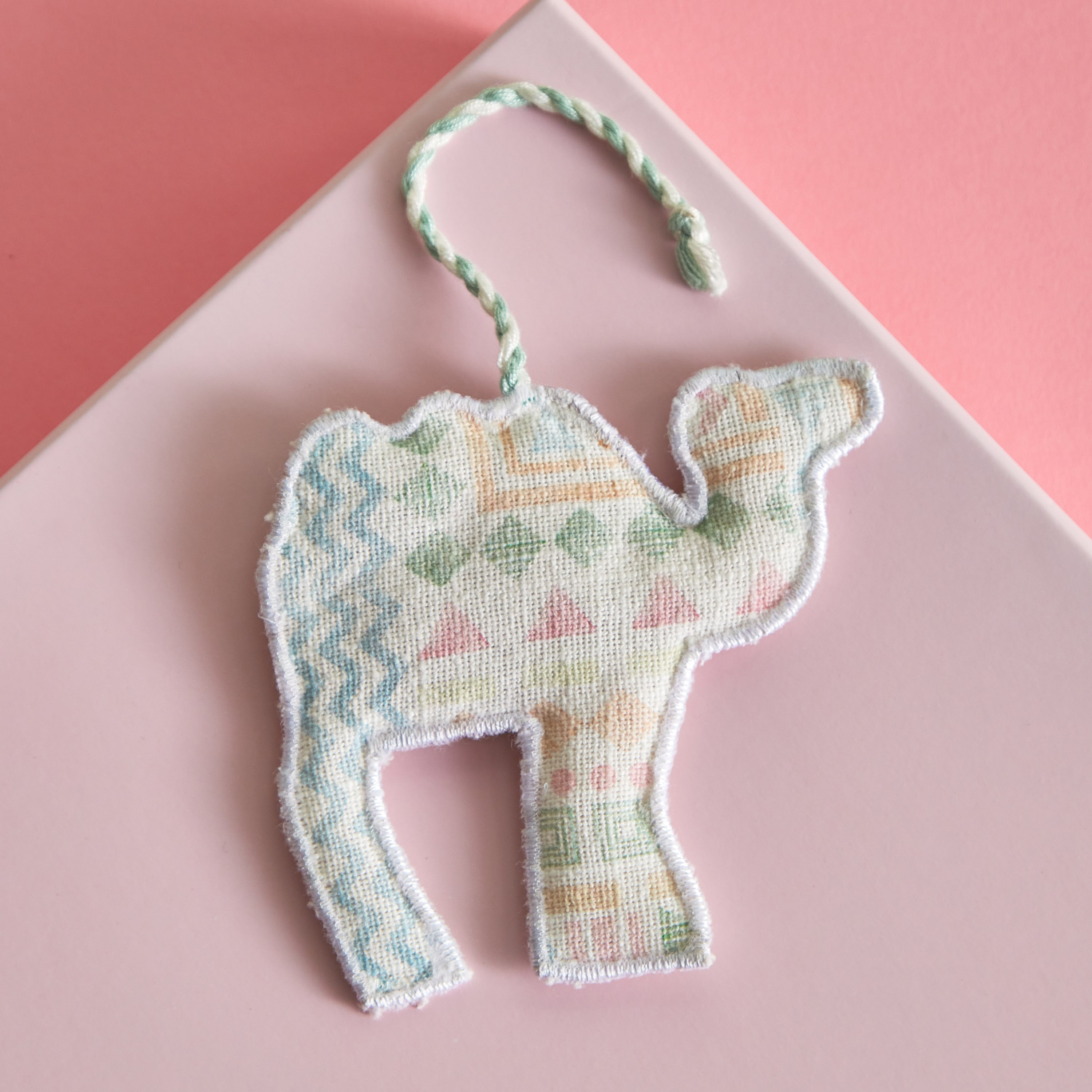 قطعة ديكور معلّقة بتصميم جمل وطبعات من جليمر - 12 سم-hbxhomeware-homedecor-figurinesandornaments-image-2
