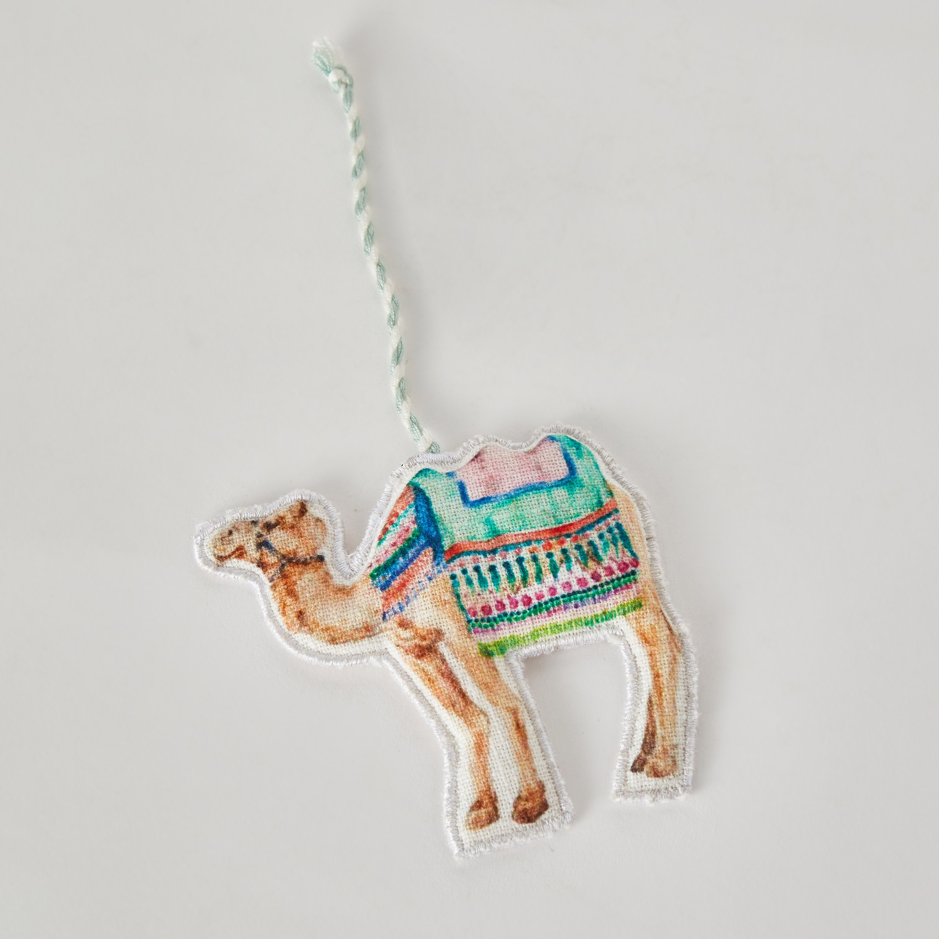 قطعة ديكور معلّقة بتصميم جمل وطبعات من جليمر - 12 سم-hbxhomeware-homedecor-figurinesandornaments-image-5