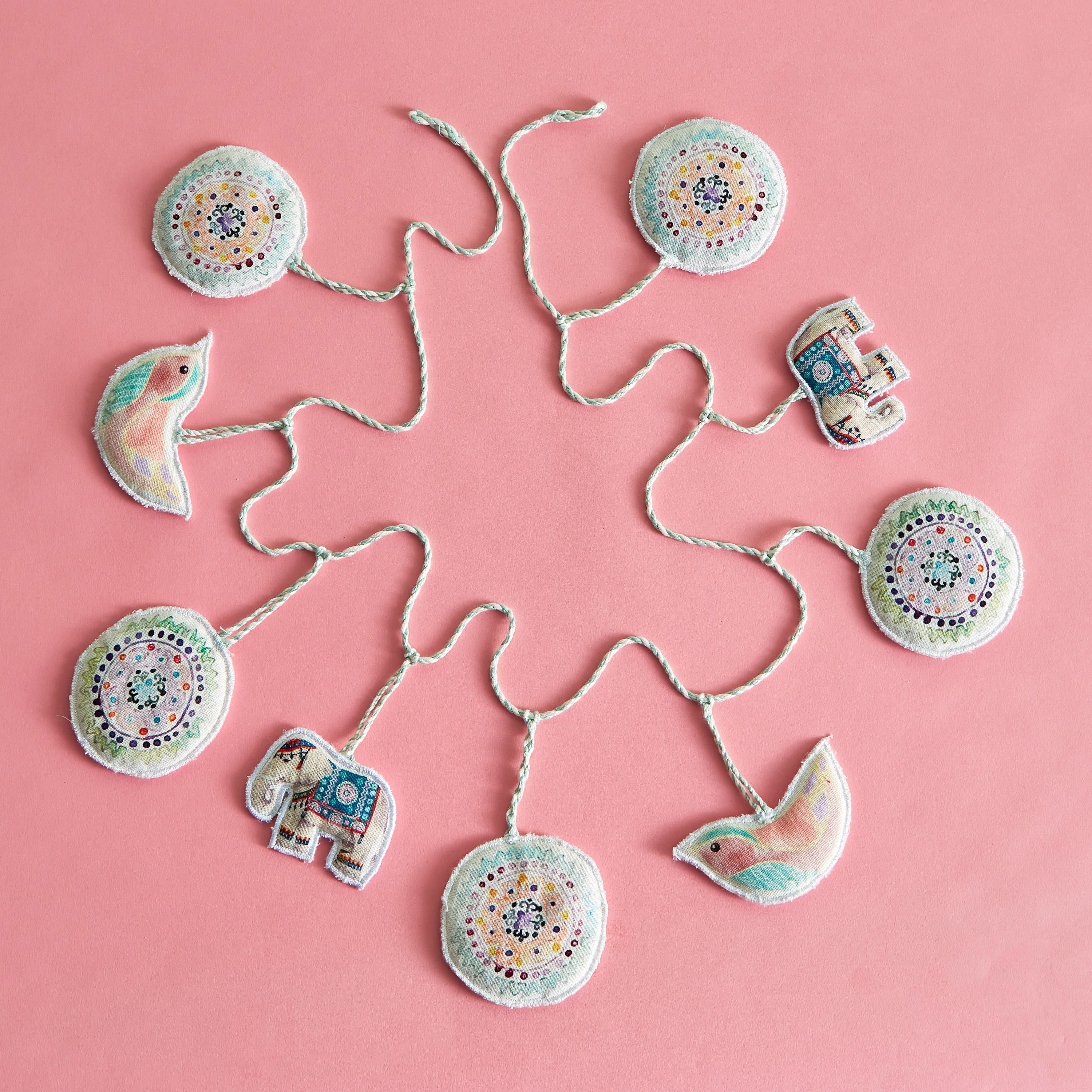 إكليل احتفالات بطبعات من جليمر - 164 سم-hbxhomeware-homedecor-figurinesandornaments-image-1