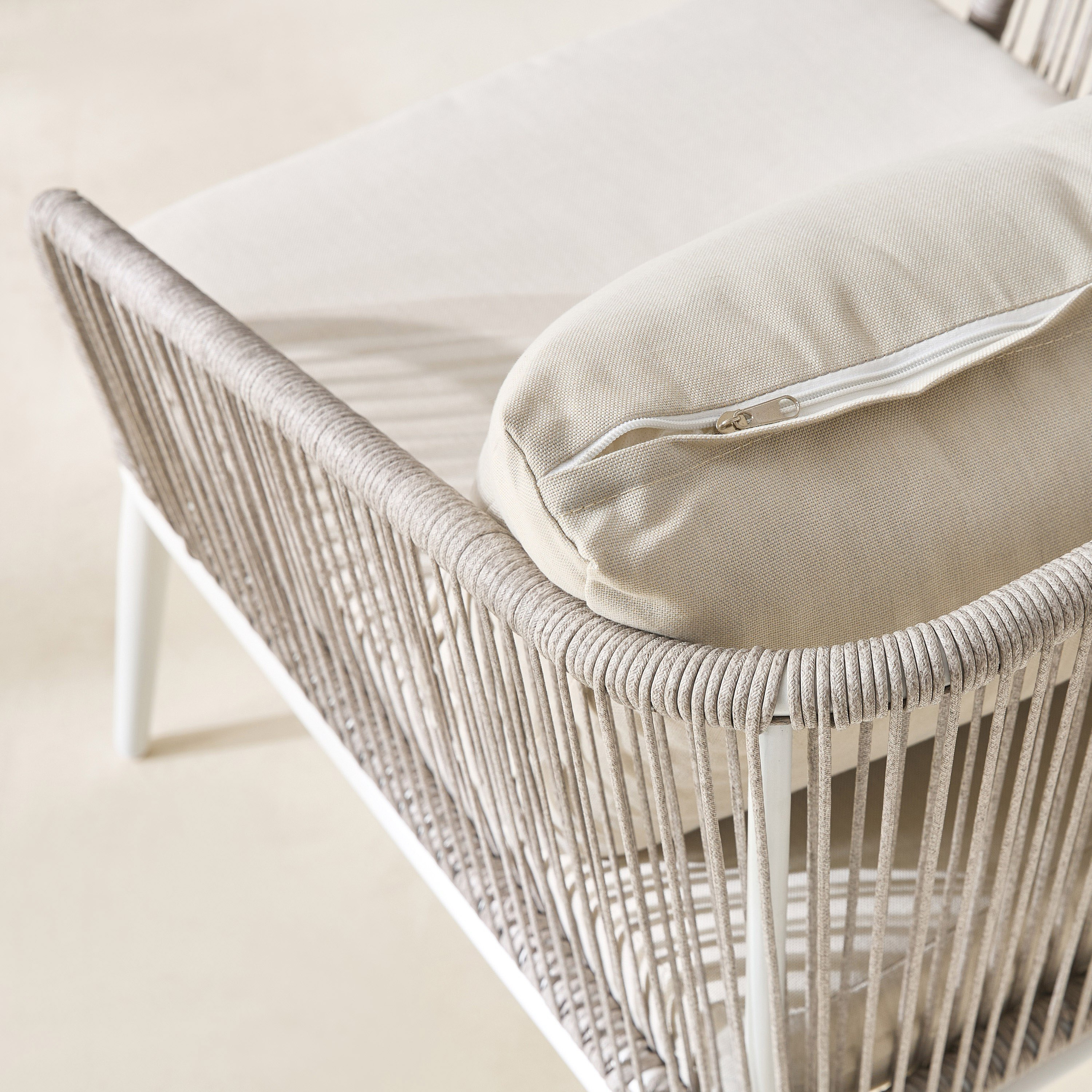 طقم طاولة قهوة للجلسات الخارجية مع 4 مقاعد ووسائد من فيرا فريسكا-hbxfurniture-livingroom-sofasandsofasets-image-8