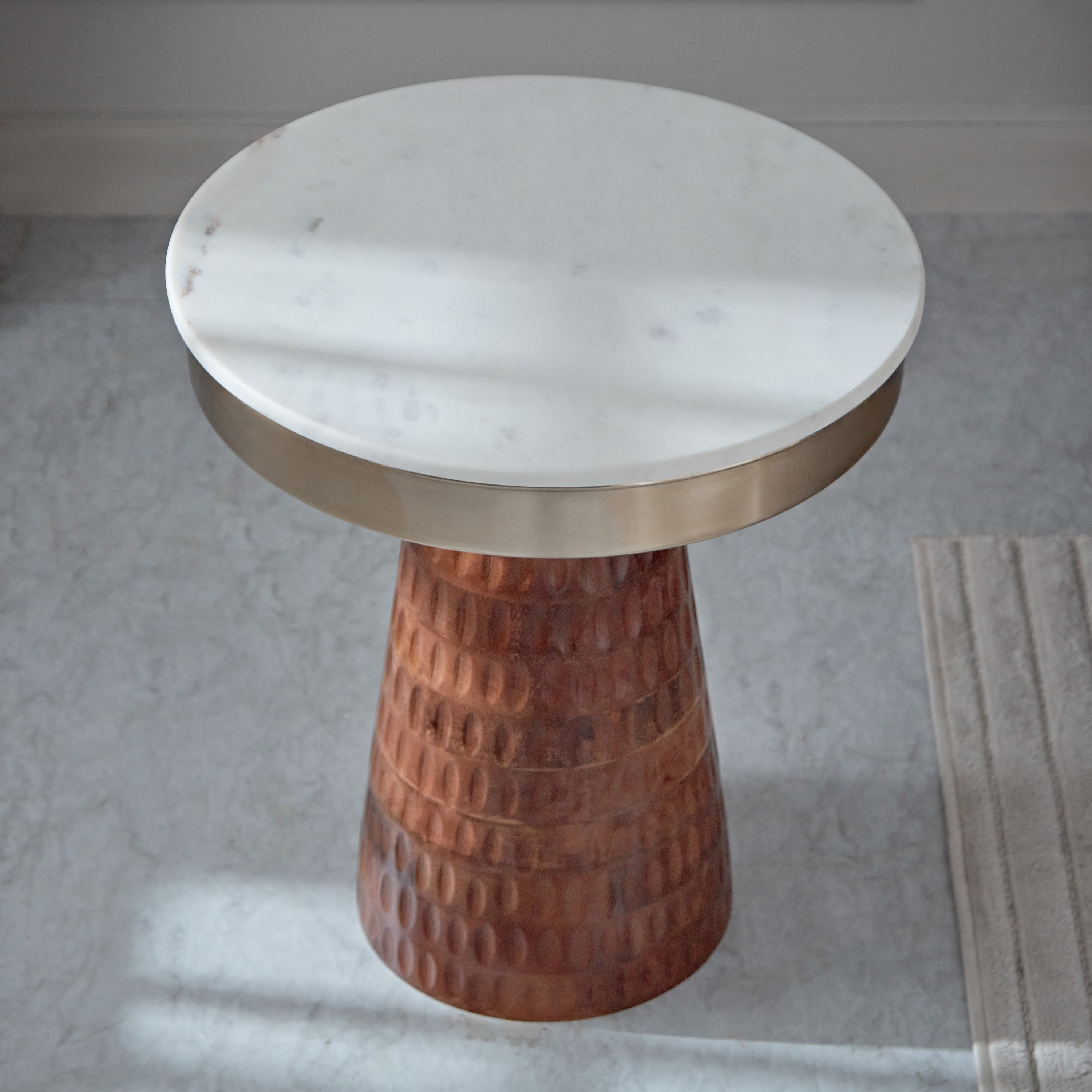 طاولة جانبية بسطح من الرخام الأصلي وقاعدة من الخشب الصلب - جاوري من فيندرا-hbxfurniture-livingroom-endtables-image-2