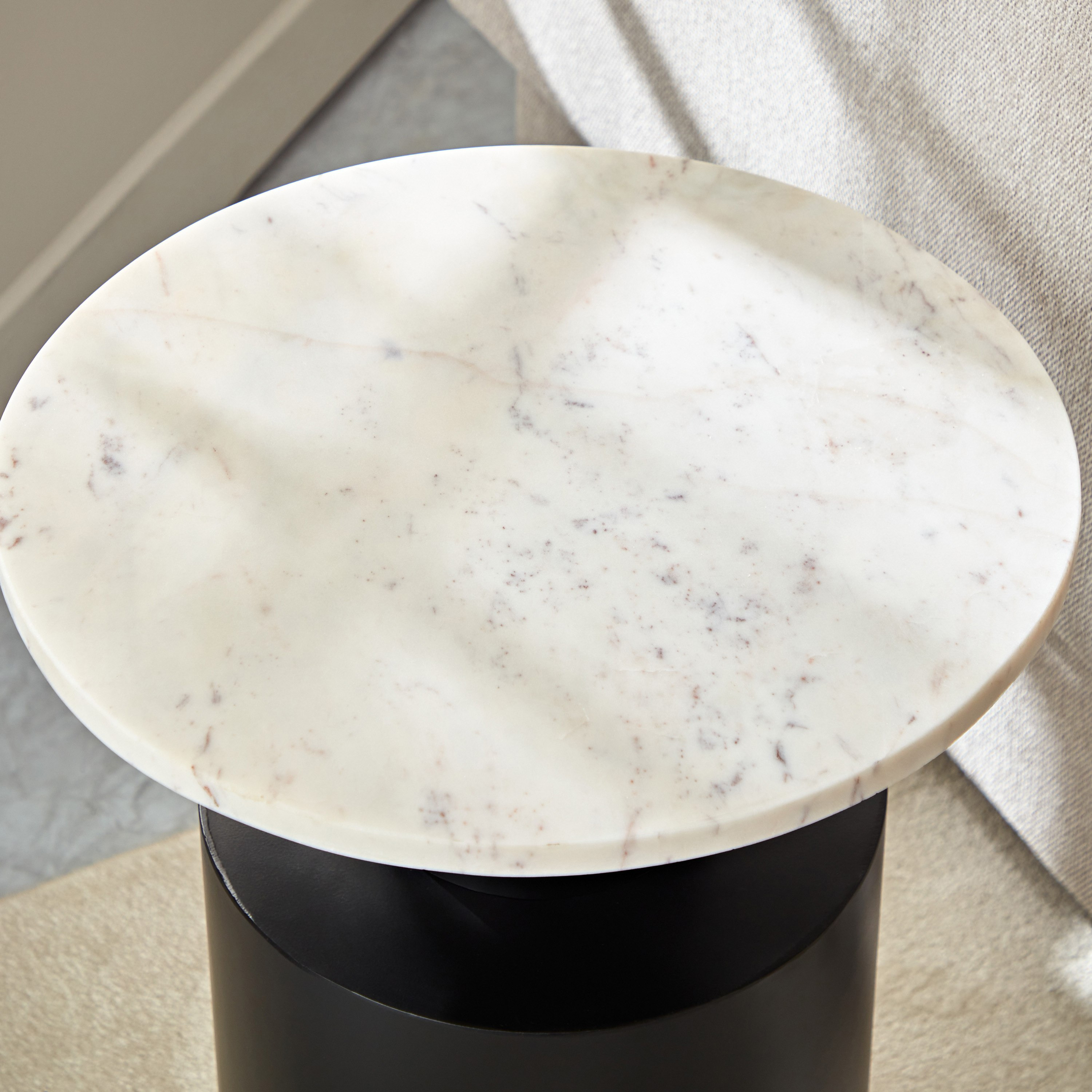 طاولة جانبية بسطح من الرخام الأصلي - كاراف من فيندرا -hbxfurniture-livingroom-endtables-image-3