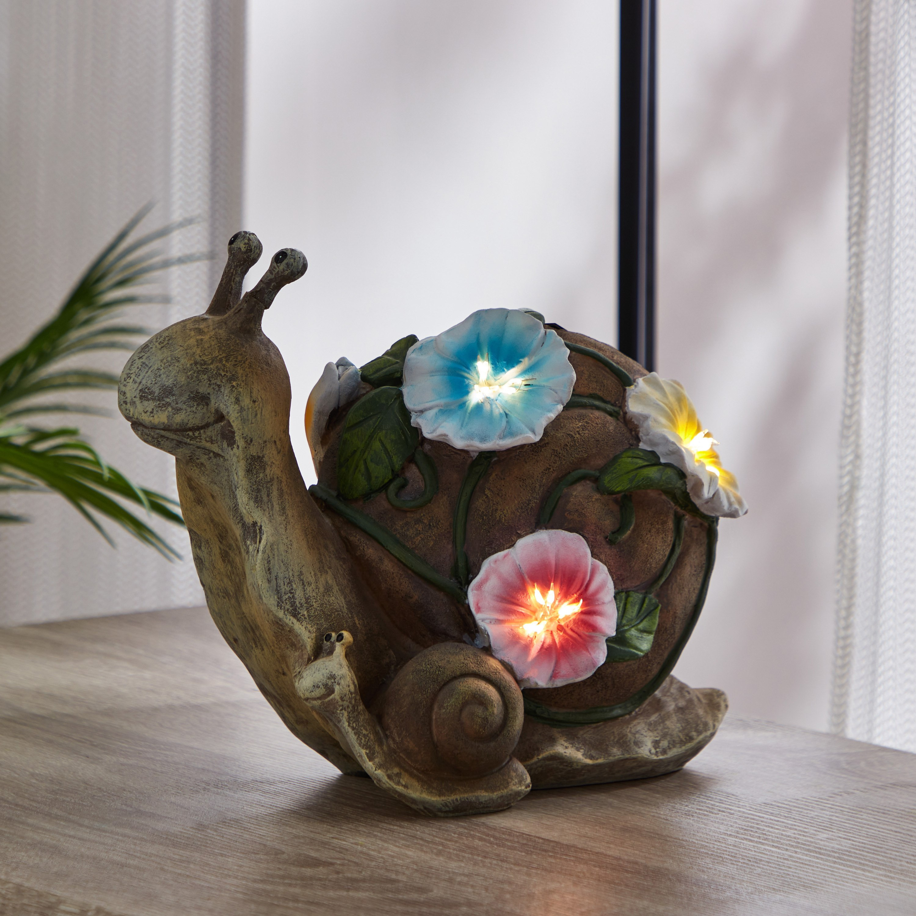 حلزون بوليريسين مع زهور وإضاءة شمسية من استريل - 27x13x22 سم-hbxhomeware-hbxdecorandfurnishings-image-1
