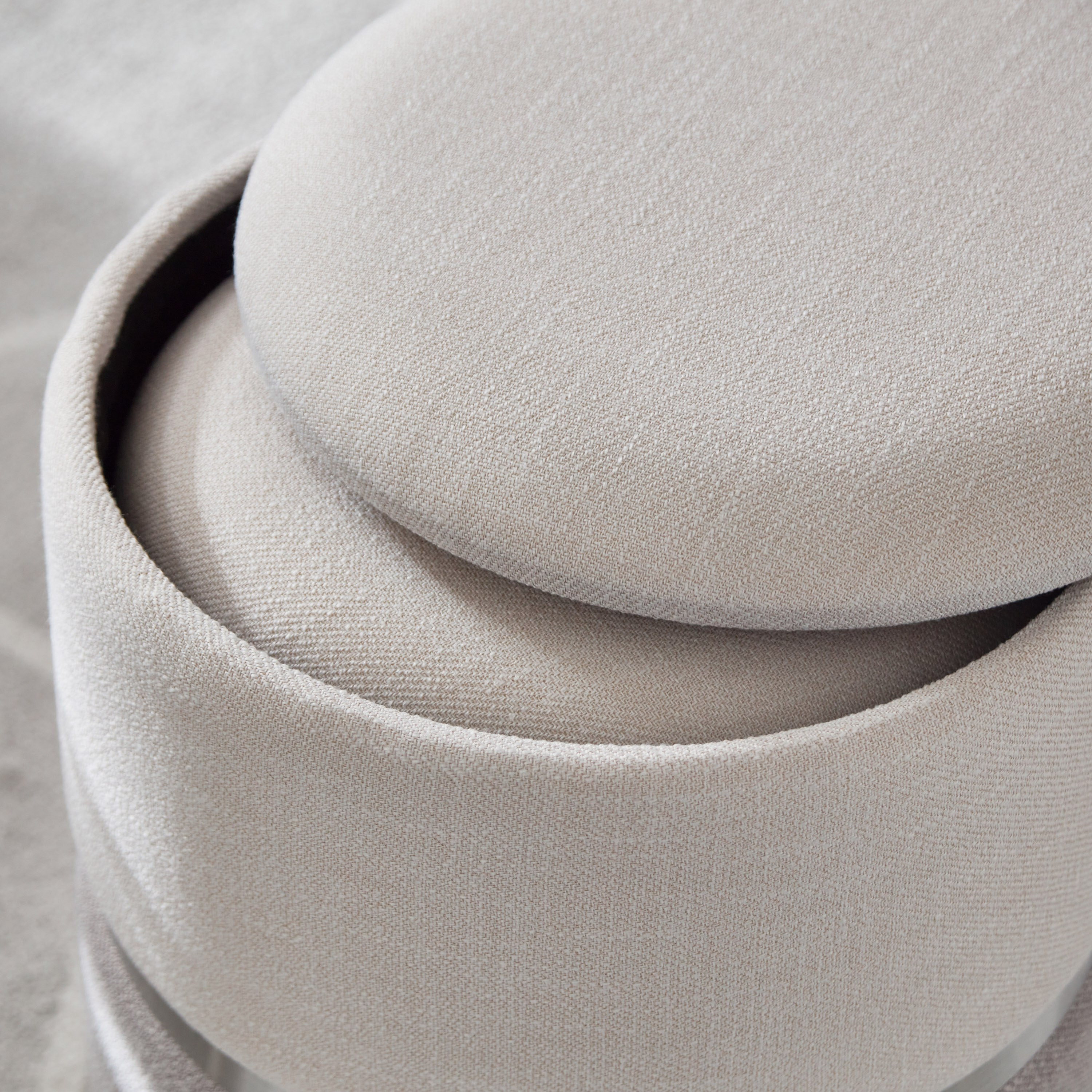 طقم مقعد عثماني بمساحة تخزين قطعتين من كلوديا-hbxlivingroom-sofasandarmchairs-ottomansandfootstools-image-5