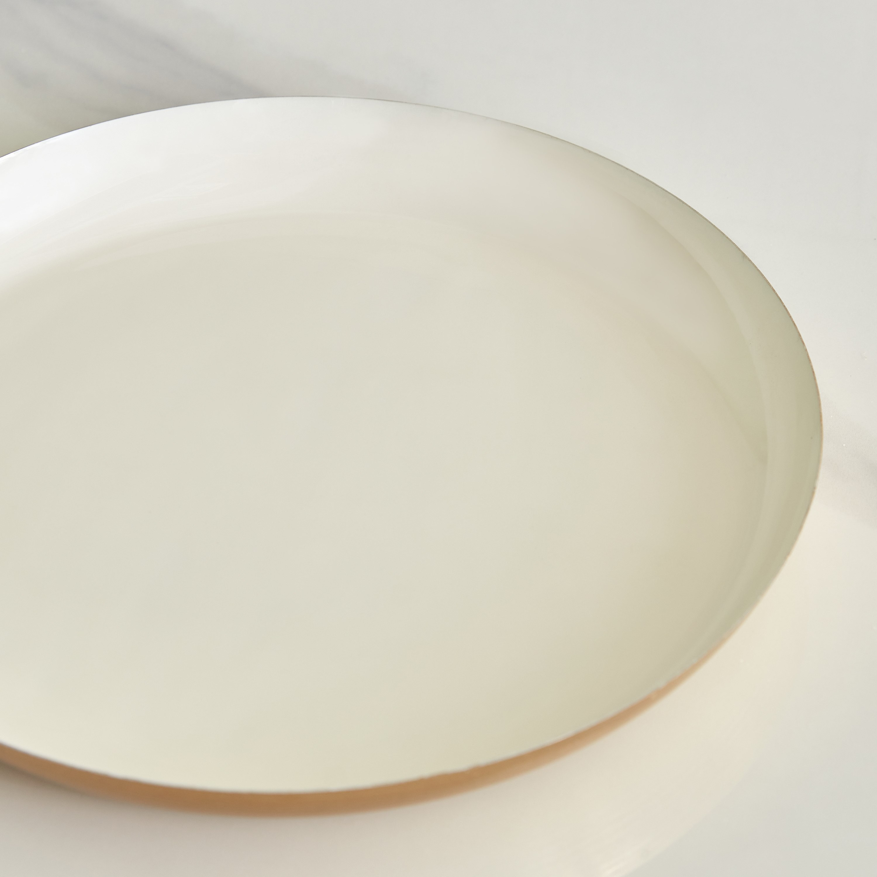 صينية ديكور معدن مستديرة مطلية بالمينا من توفا - 25.5x25.5x25 سم-hbxhomeware-hbxdecorandfurnishings-image-3