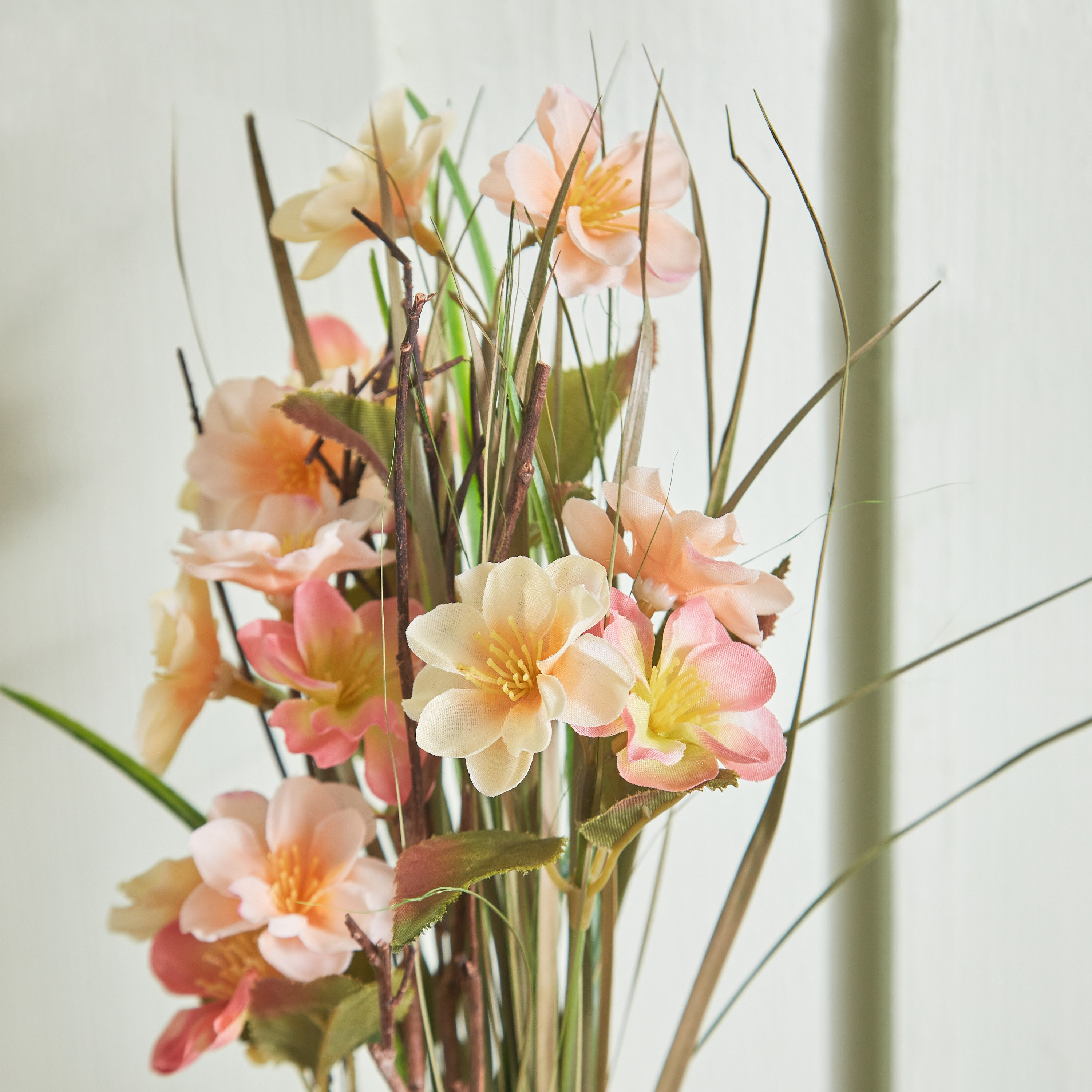 باقة زهور متفتحة مع وعاء زجاجي من فيونا - 17x15x37 سم-hbxdecorandfurnishings-homeaccessories-artificialflowersandplants-image-3