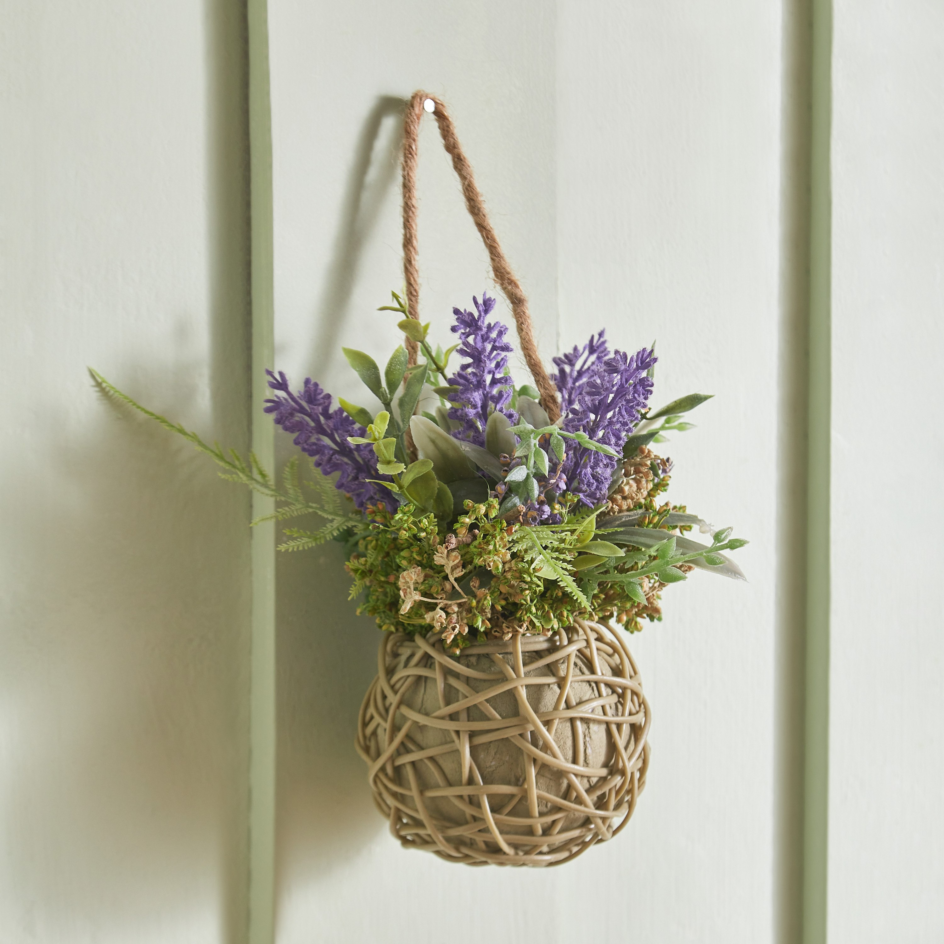 تشكيلة زهور لافندر معلقة بقاعدة منسوجة من فيونا - 12x12x22 سم-hbxdecorandfurnishings-homeaccessories-artificialflowersandplants-image-1