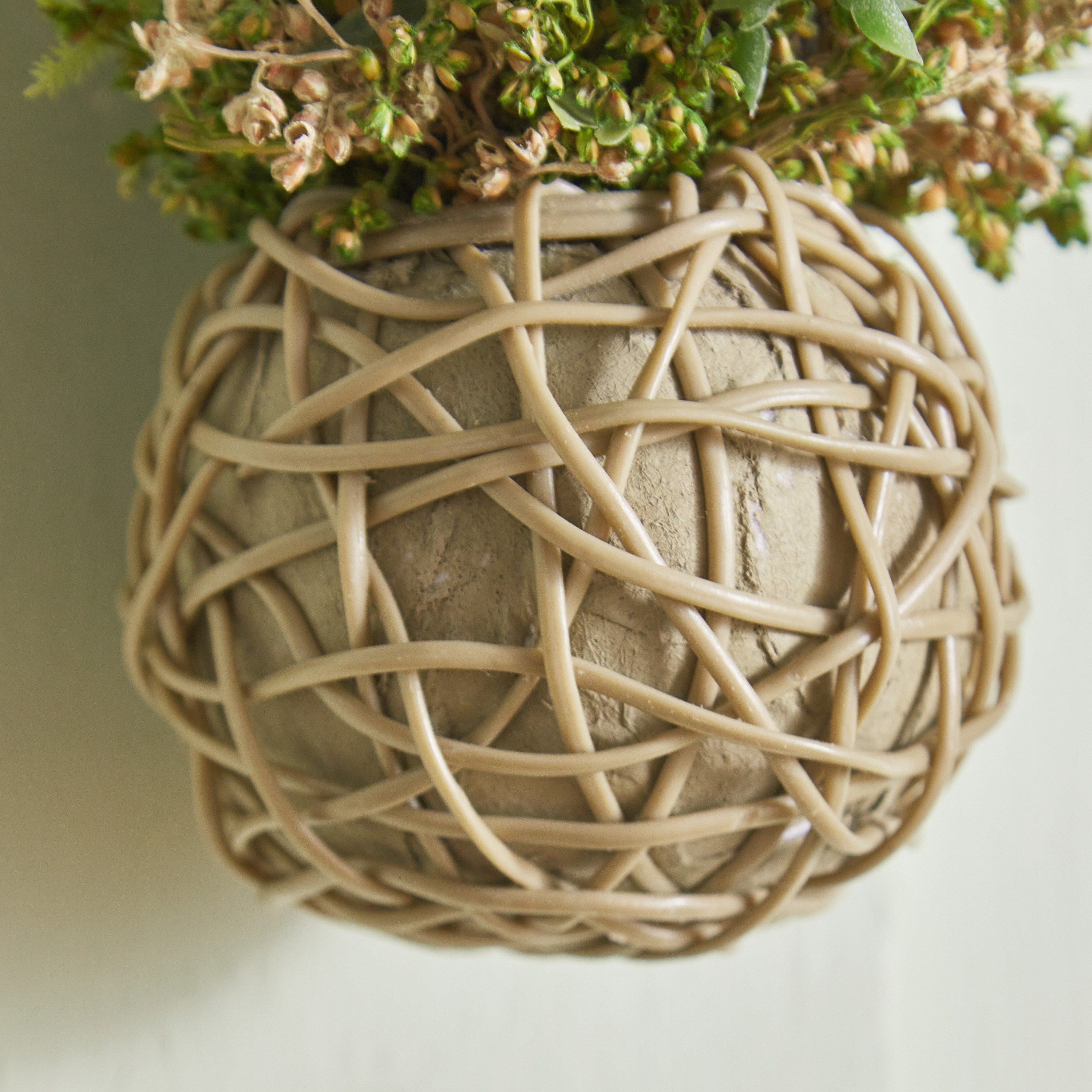 تشكيلة زهور لافندر معلقة بقاعدة منسوجة من فيونا - 12x12x22 سم-hbxdecorandfurnishings-homeaccessories-artificialflowersandplants-image-3