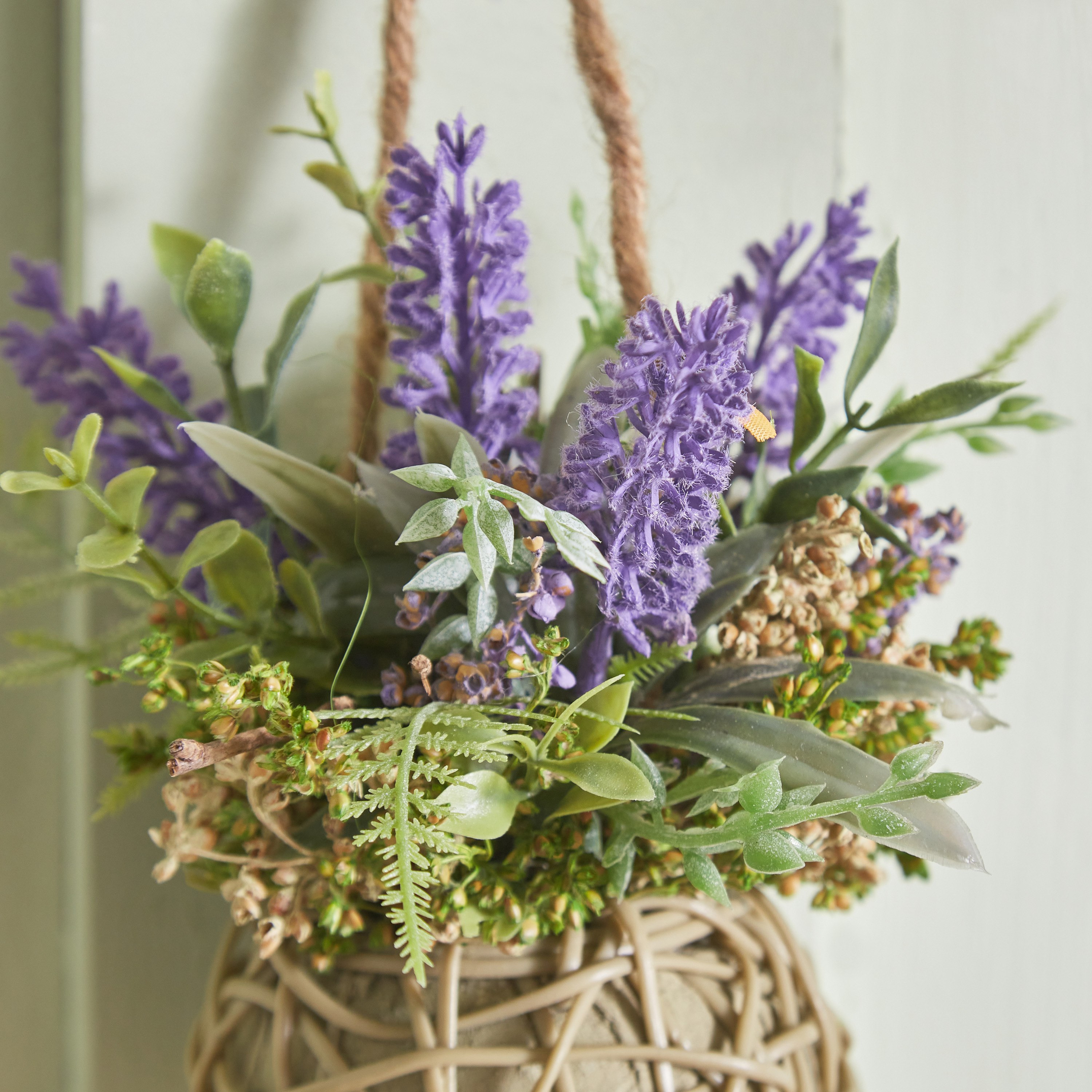 تشكيلة زهور لافندر معلقة بقاعدة منسوجة من فيونا - 12x12x22 سم-hbxdecorandfurnishings-homeaccessories-artificialflowersandplants-image-4