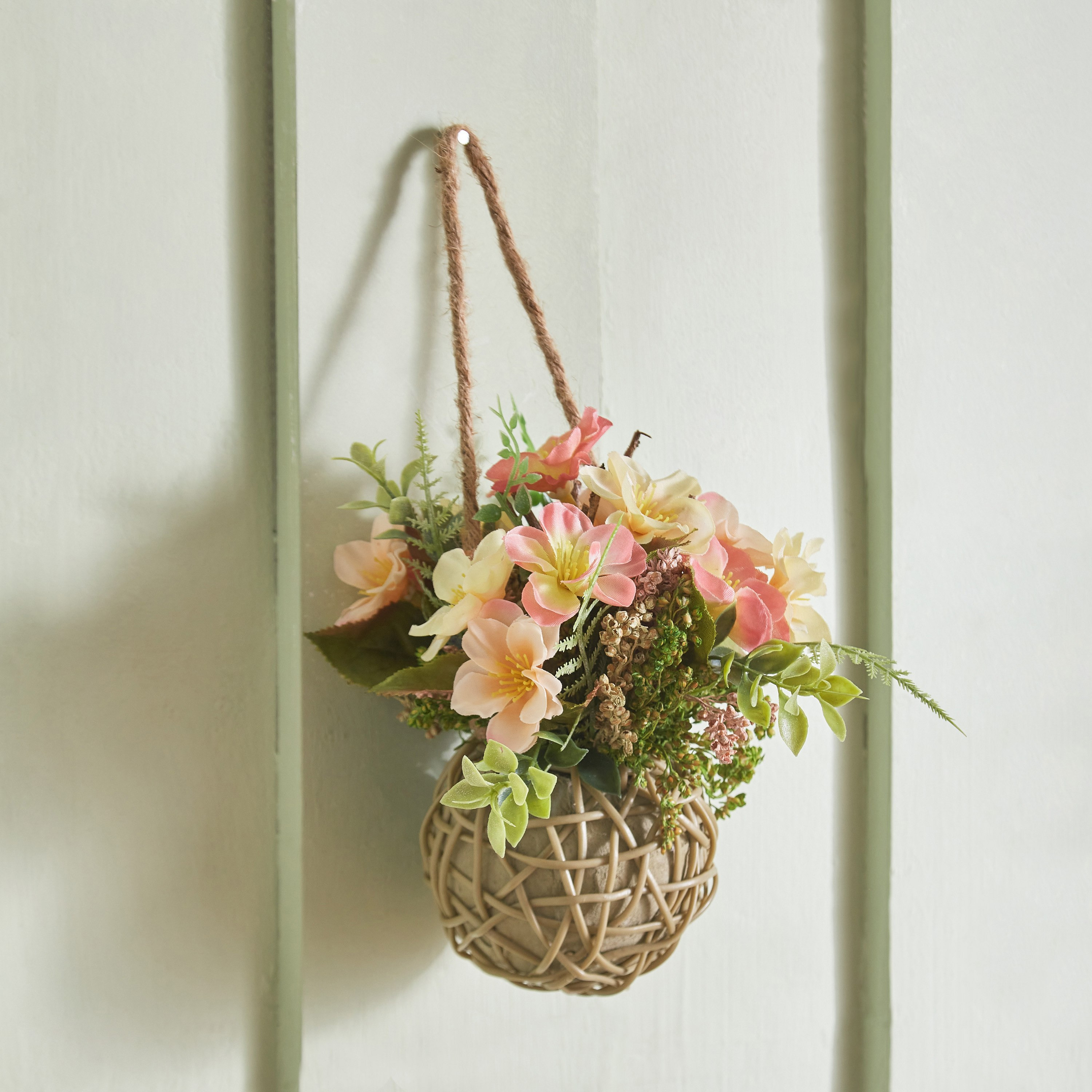تشكيلة زهور معلقة بقاعدة منسوجة من فيونا - 12x12x22 سم-hbxdecorandfurnishings-homeaccessories-artificialflowersandplants-image-1