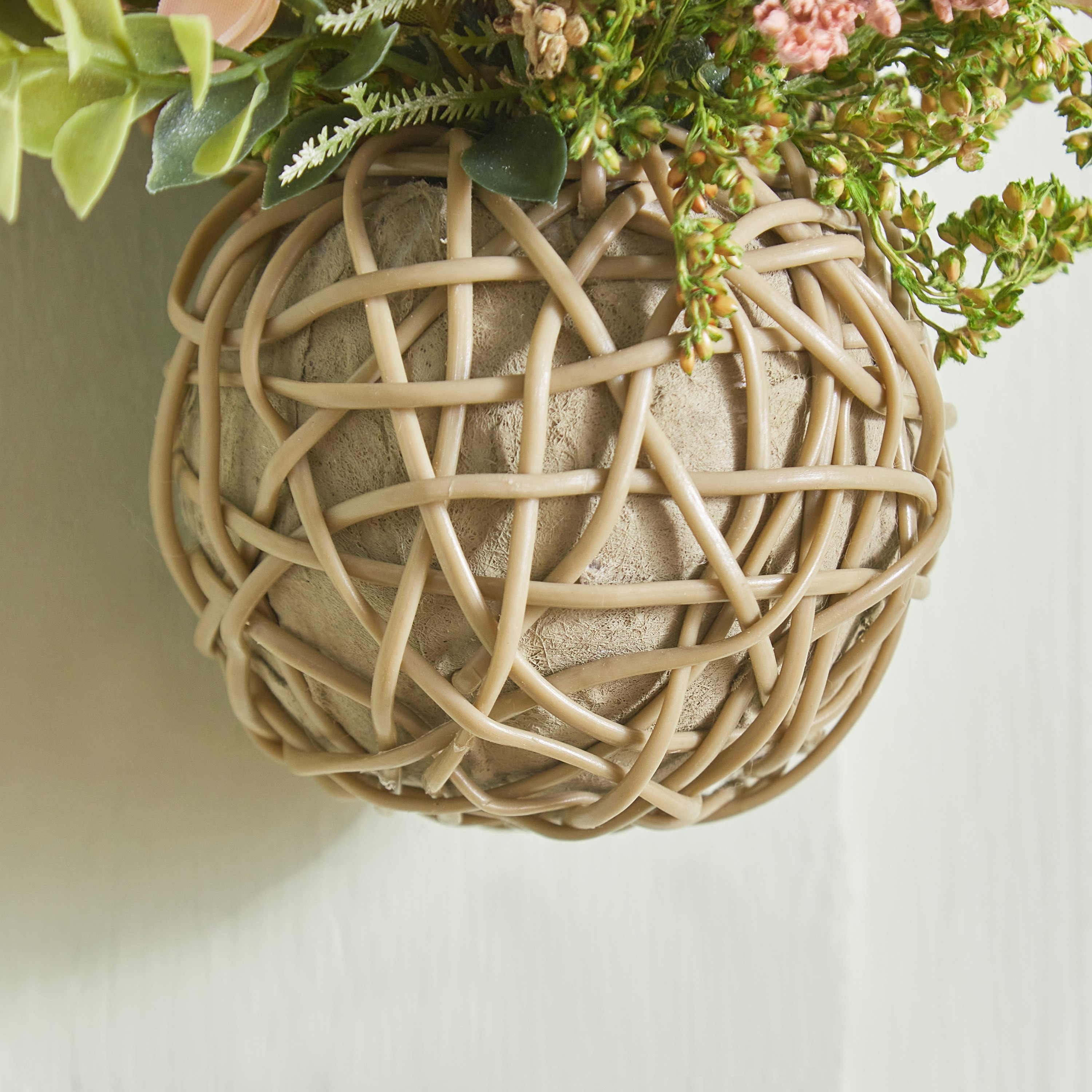 تشكيلة زهور معلقة بقاعدة منسوجة من فيونا - 12x12x22 سم-hbxdecorandfurnishings-homeaccessories-artificialflowersandplants-image-3