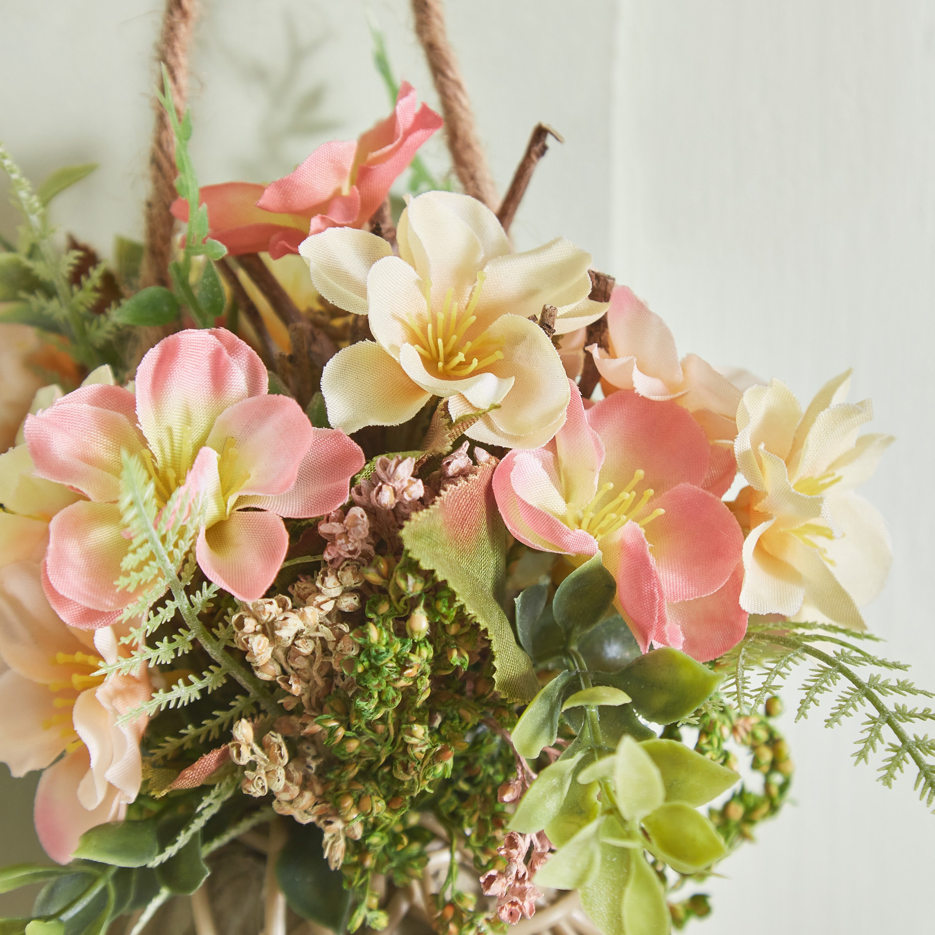 تشكيلة زهور معلقة بقاعدة منسوجة من فيونا - 12x12x22 سم-hbxdecorandfurnishings-homeaccessories-artificialflowersandplants-image-4