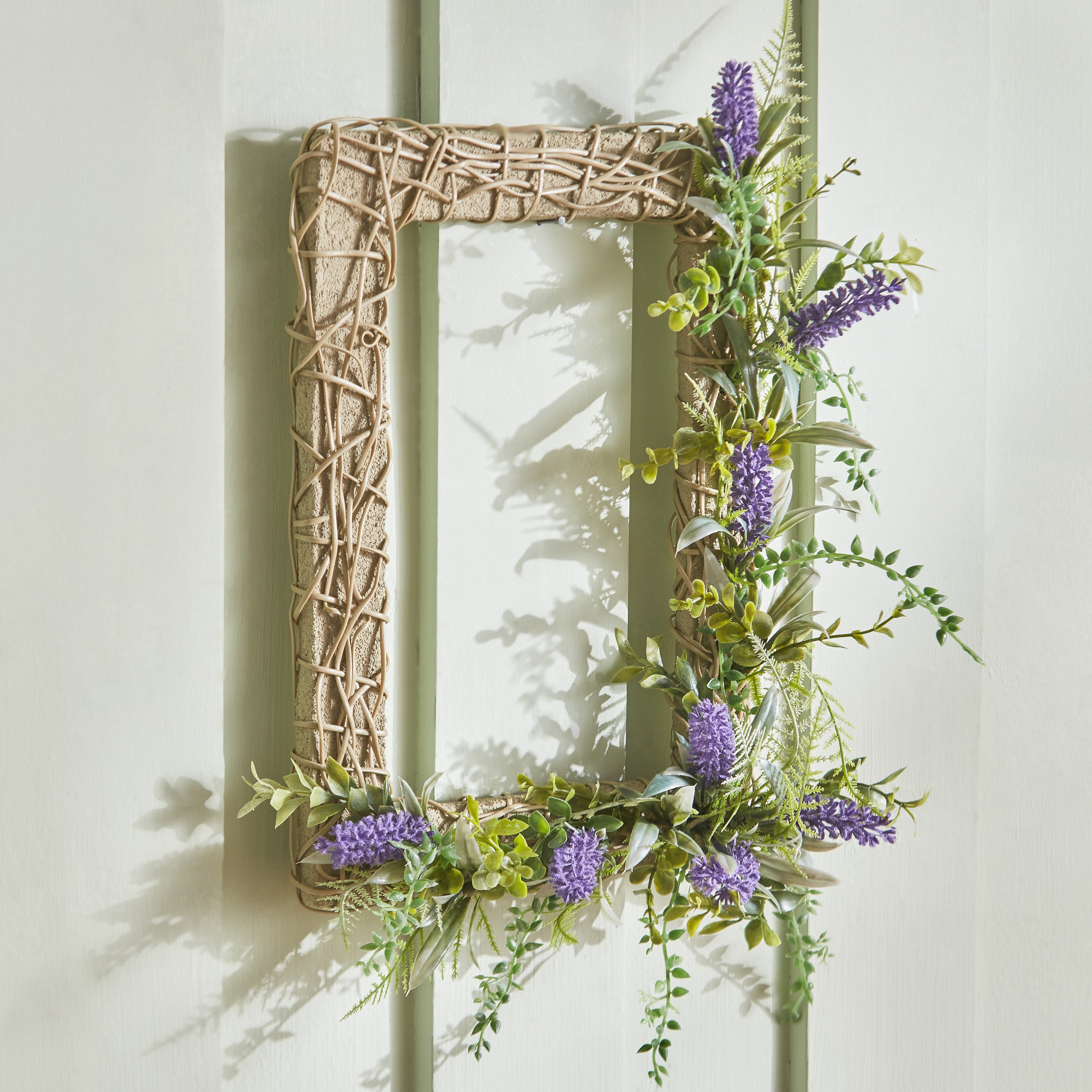 إكليل ديكور حائط مستطيل باللافندر من فيونا - 29x10x34 سم-hbxdecorandfurnishings-homeaccessories-artificialflowersandplants-image-1