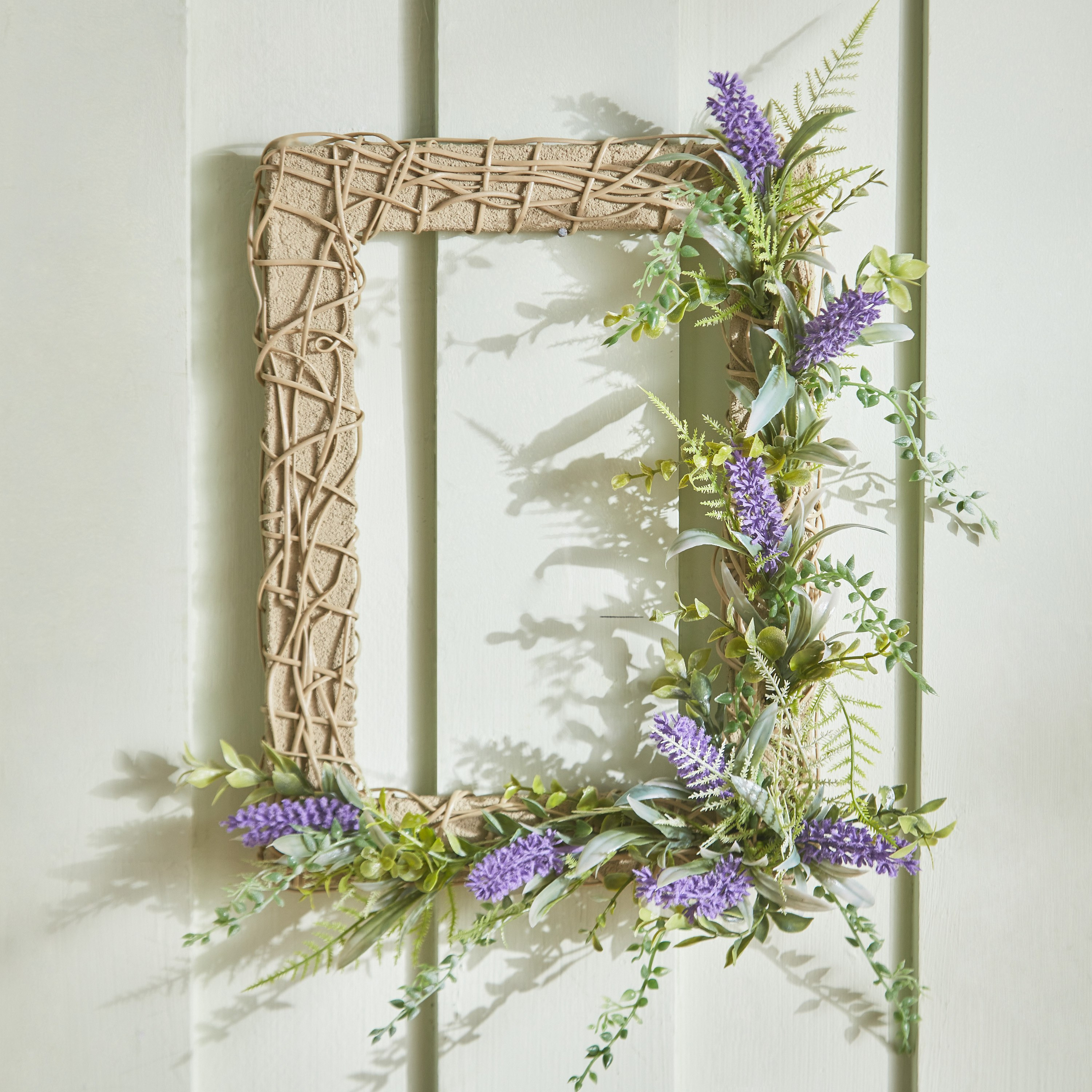 إكليل ديكور حائط مستطيل باللافندر من فيونا - 29x10x34 سم-hbxdecorandfurnishings-homeaccessories-artificialflowersandplants-image-2