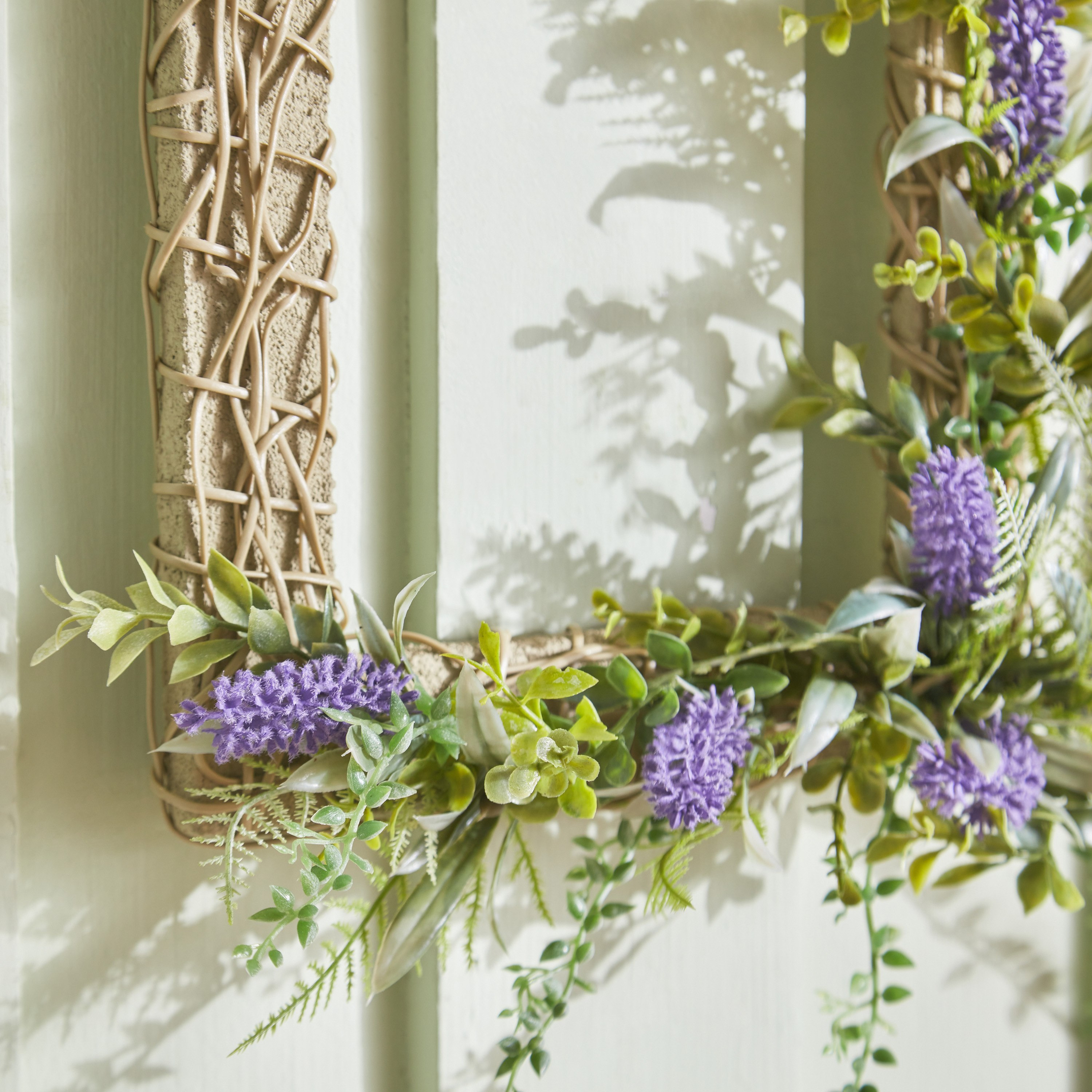 إكليل ديكور حائط مستطيل باللافندر من فيونا - 29x10x34 سم-hbxdecorandfurnishings-homeaccessories-artificialflowersandplants-image-3