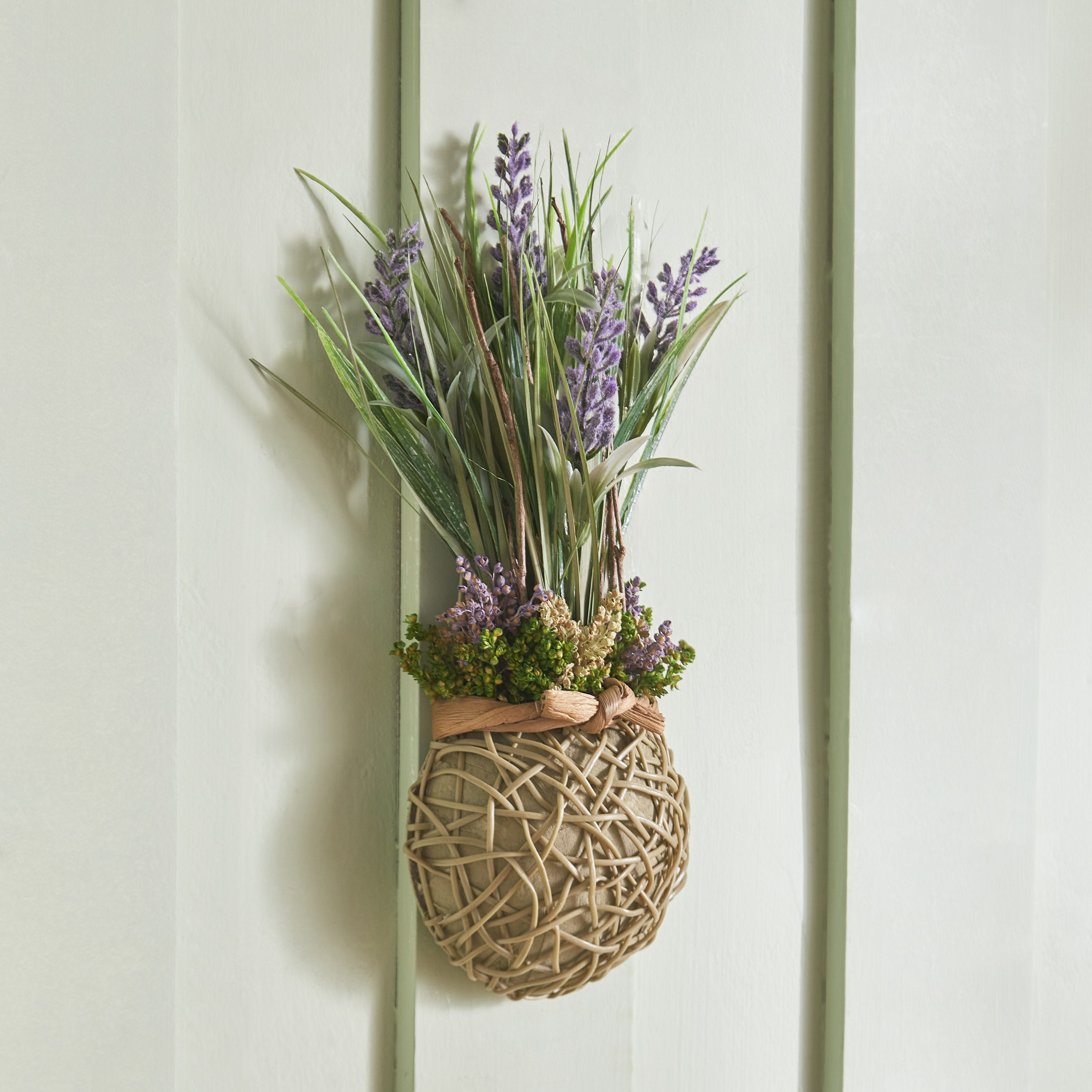 نبات لافندر معلق نصف مستدير بقاعدة منسوجة من فيونا - 16x12x30 سم-hbxdecorandfurnishings-homeaccessories-artificialflowersandplants-image-1