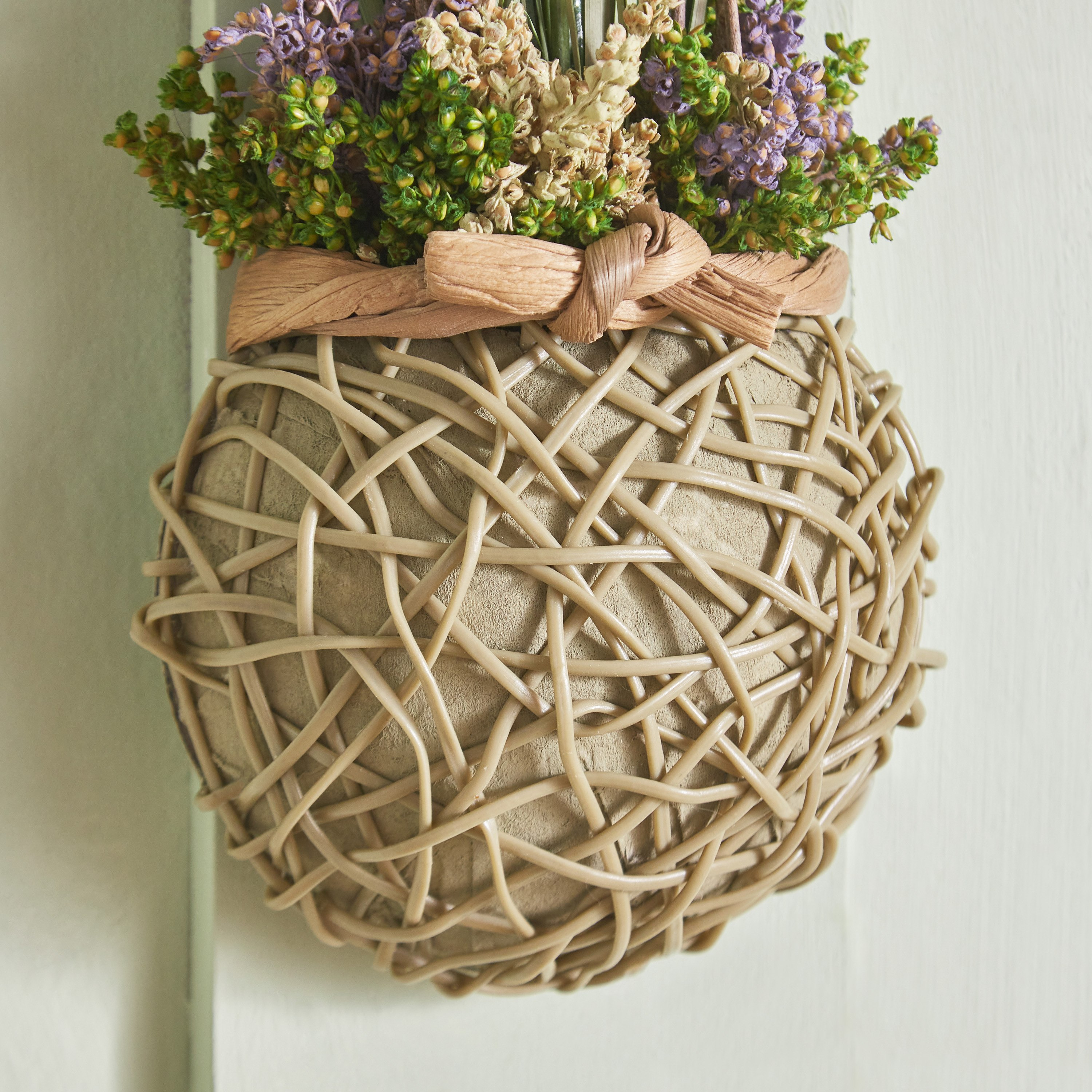 نبات لافندر معلق نصف مستدير بقاعدة منسوجة من فيونا - 16x12x30 سم-hbxdecorandfurnishings-homeaccessories-artificialflowersandplants-image-3